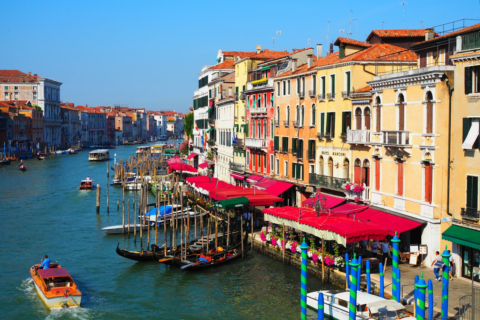 Những tòa nhà đầy màu sắc bên kênh ở Venice với thuyền