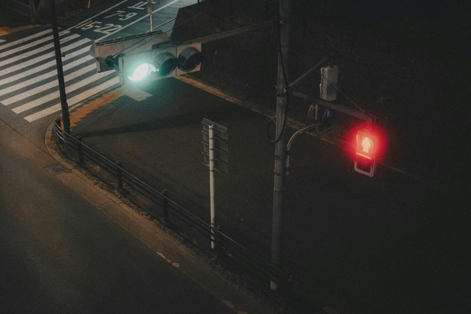 Kreuzungsampeln mit roten und grünen Signalen bei Nacht