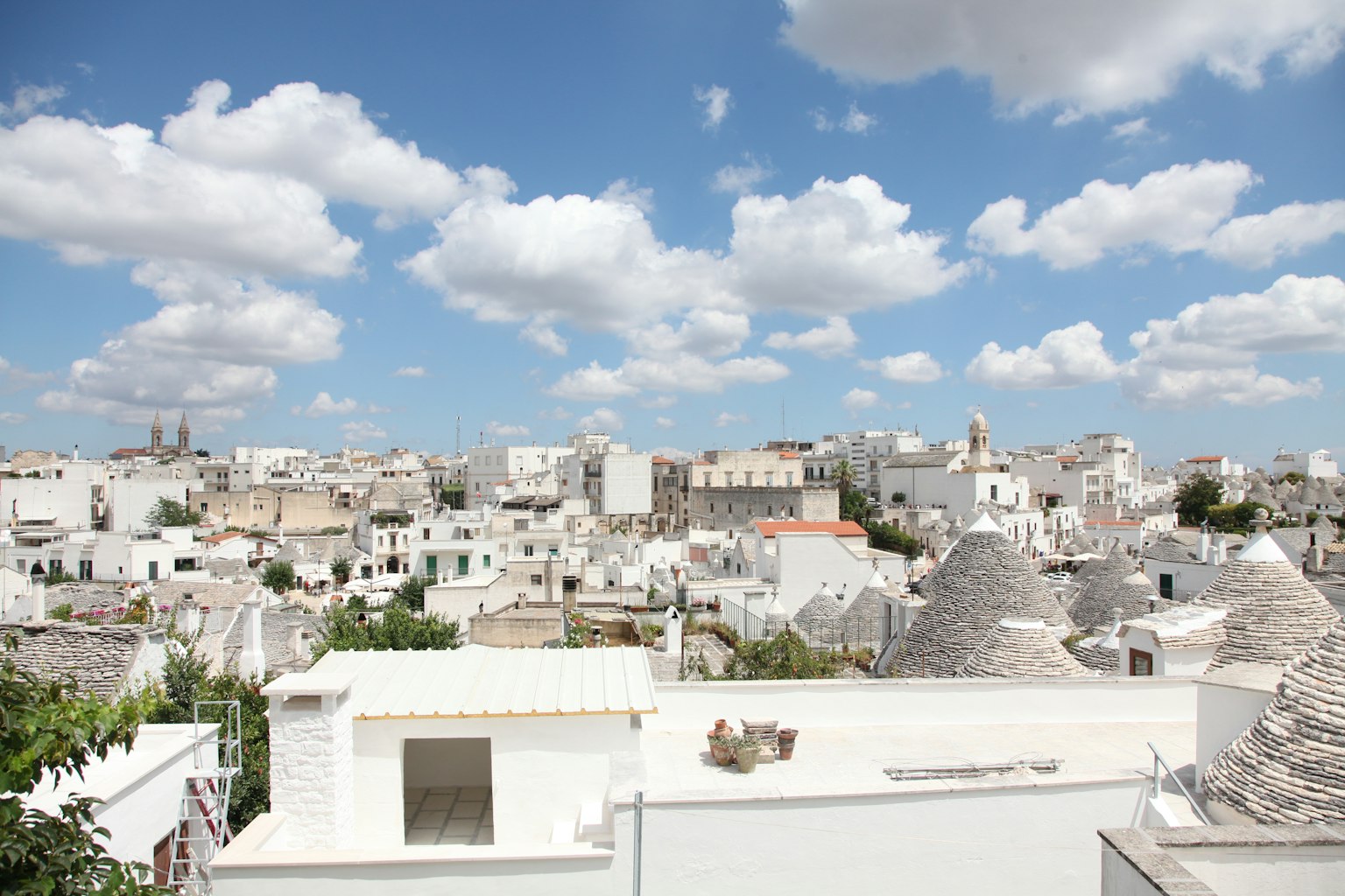 Vista panorámica de casas blancas bajo un cielo azul en Apulia