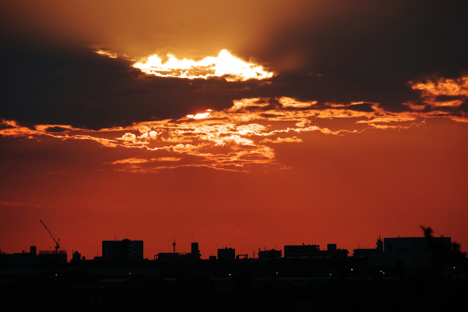 Silhouette kota melawan langit senja yang berwarna