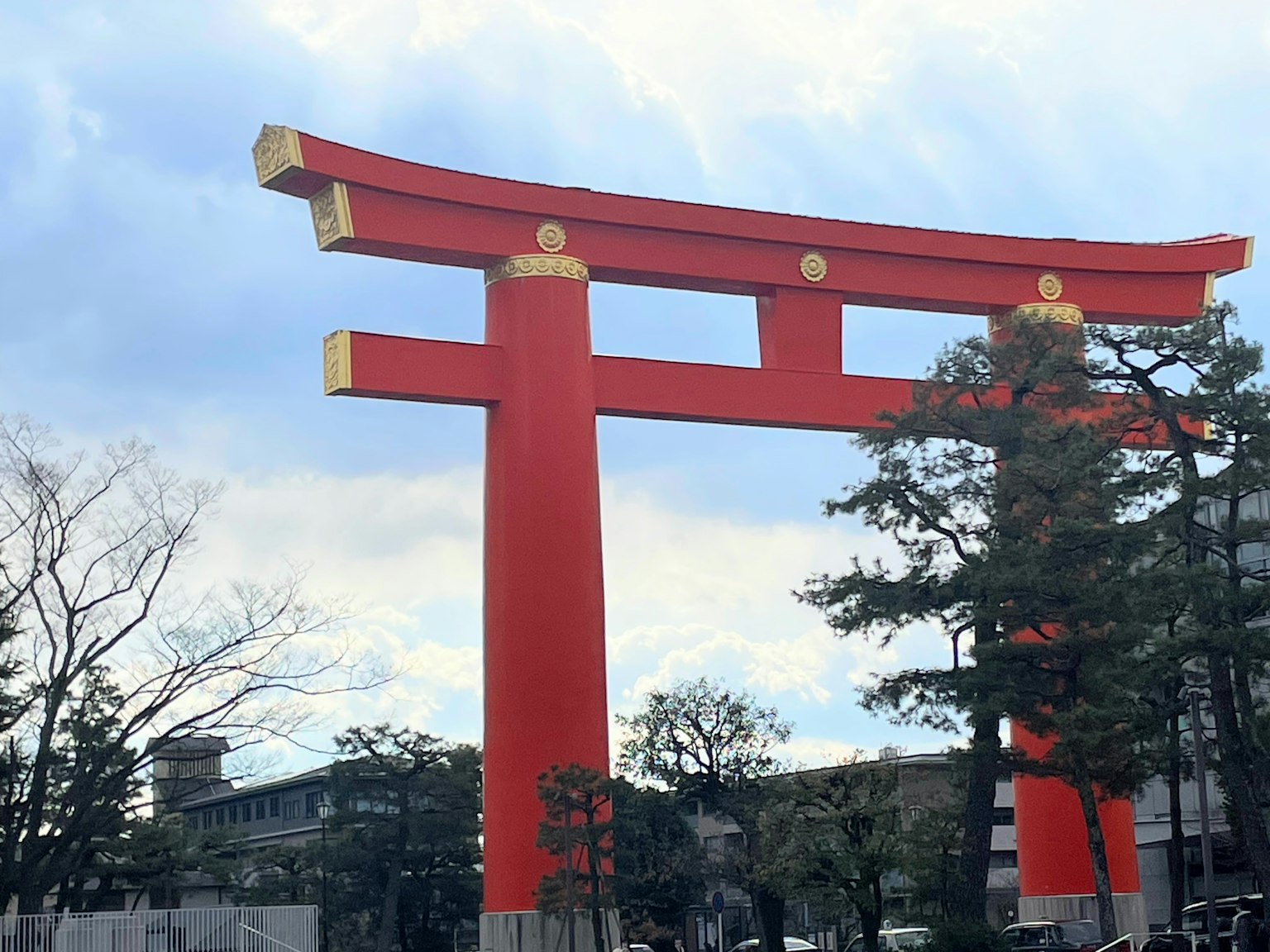 Portale torii rosso con sfondo di cielo blu