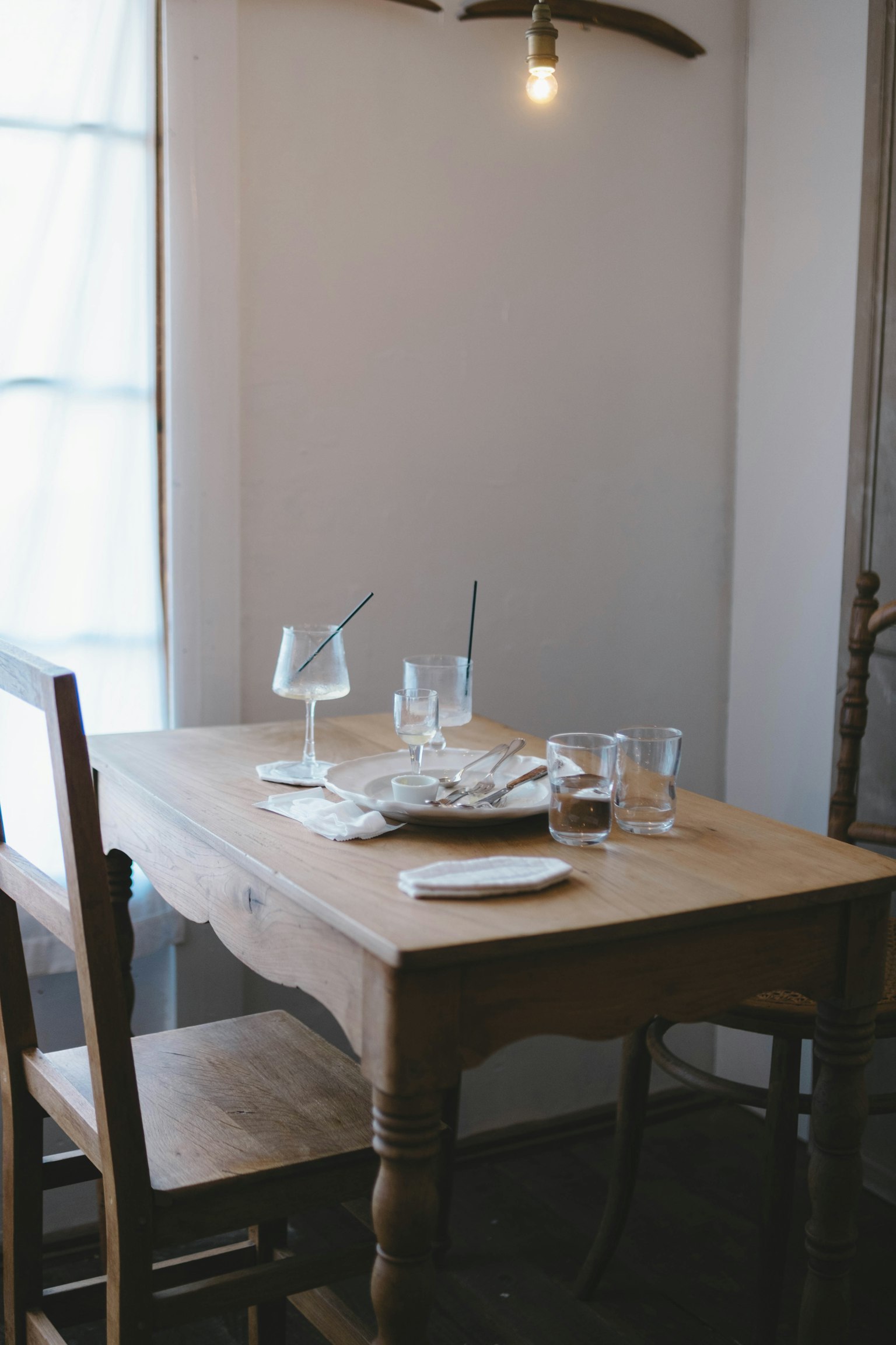 Un tavolo di legno semplice con sedie in un'area pranzo