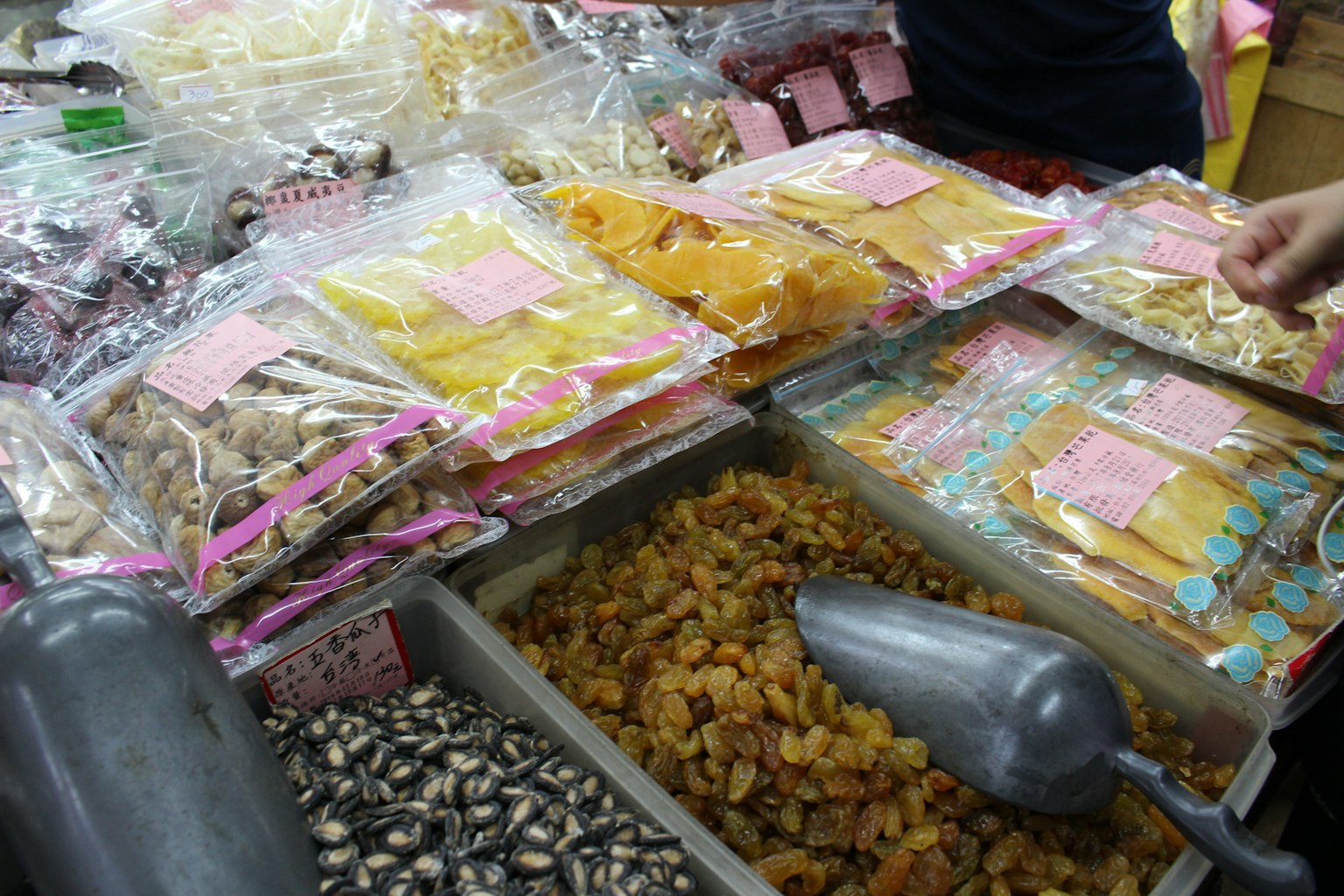 Pameran warna-warni buah kering dan makanan ringan di pasar