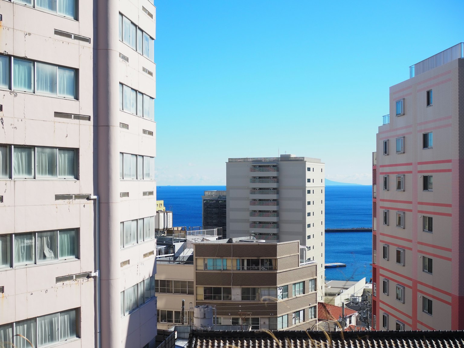 Vista urbana con mare blu e cielo sereno