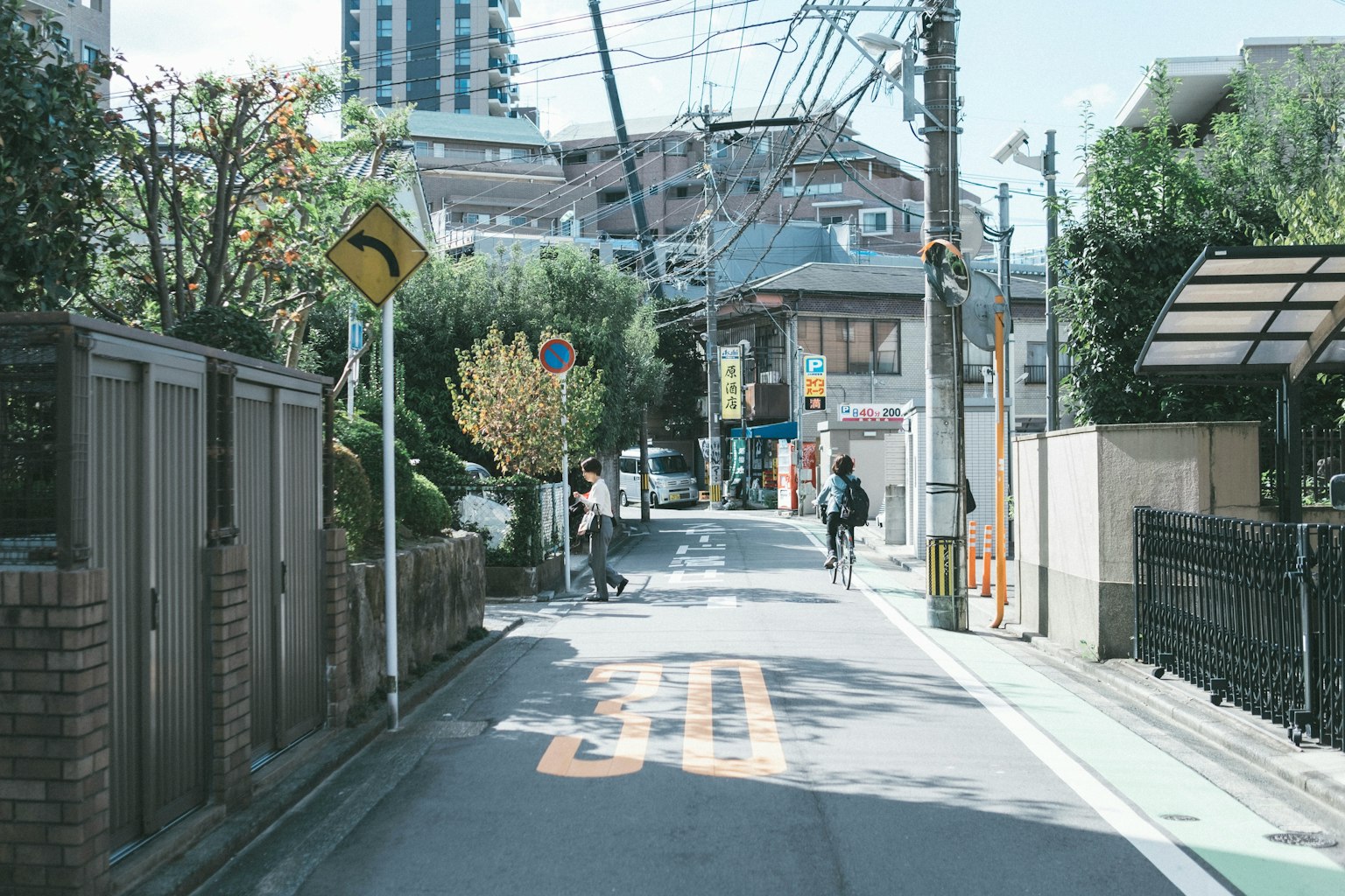 狭窄街道与房屋和路灯