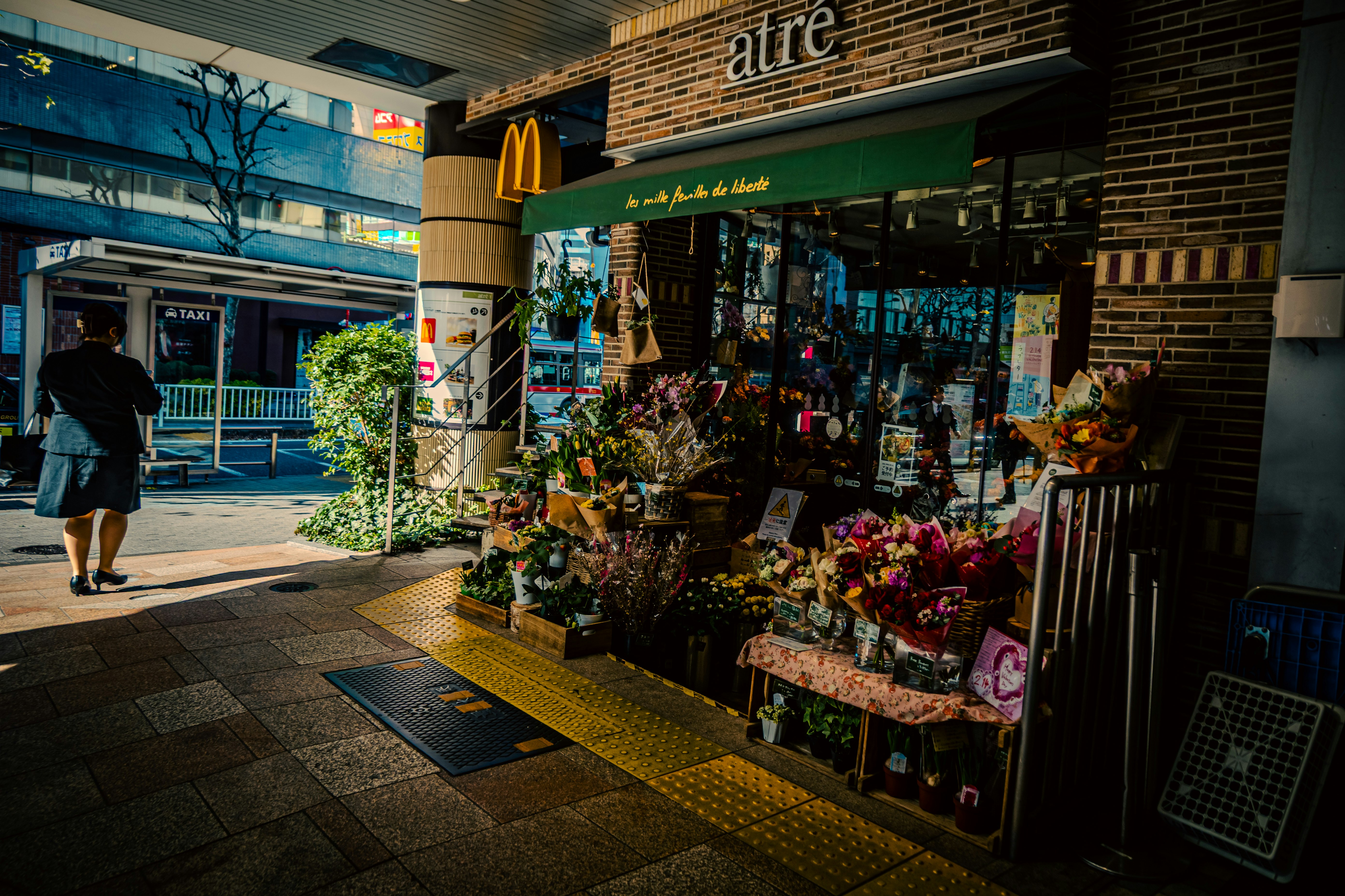 花が並ぶ夜の商店街の軒先