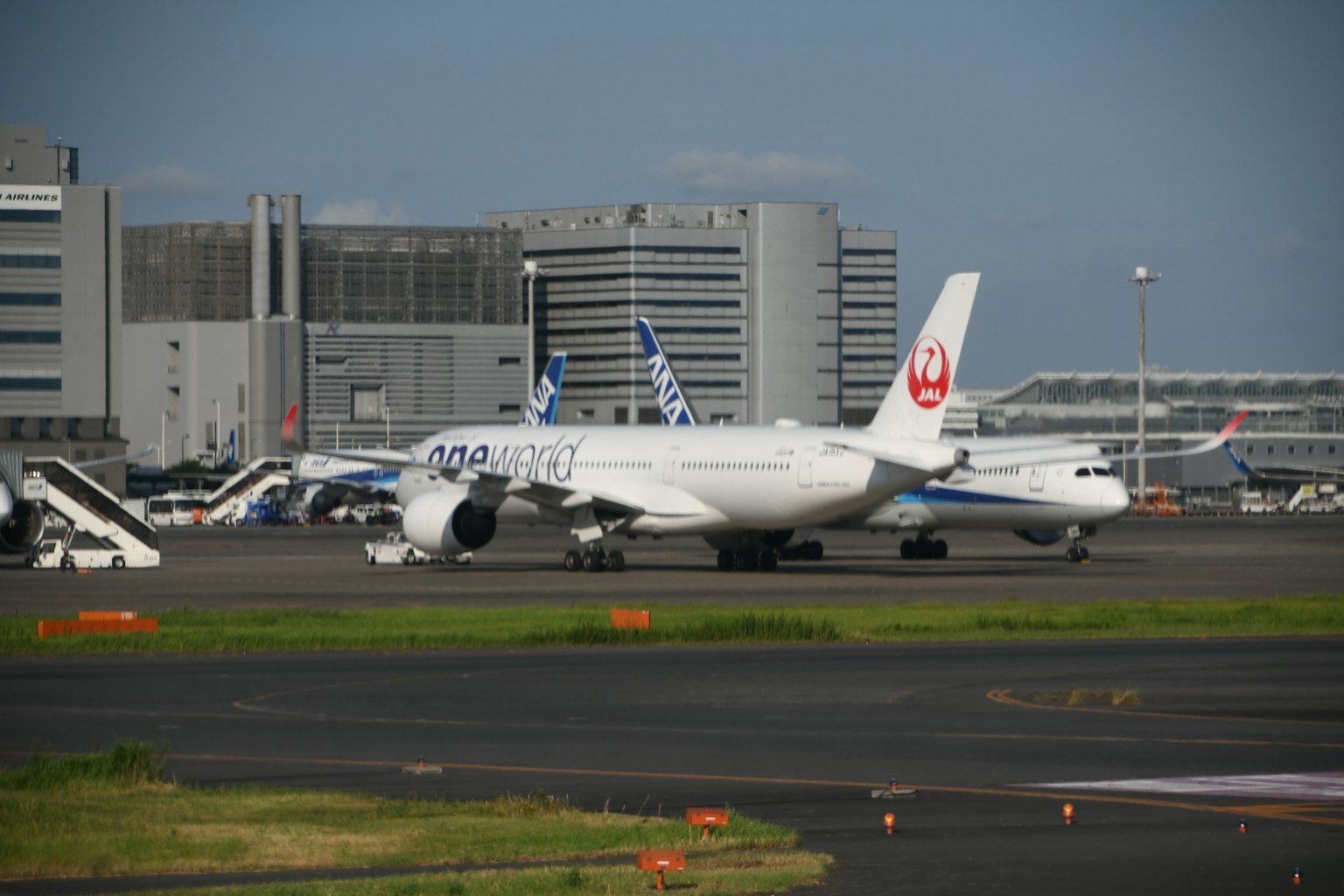 Aereo passeggeri Japan Airlines parcheggiato sulla pista dell'aeroporto