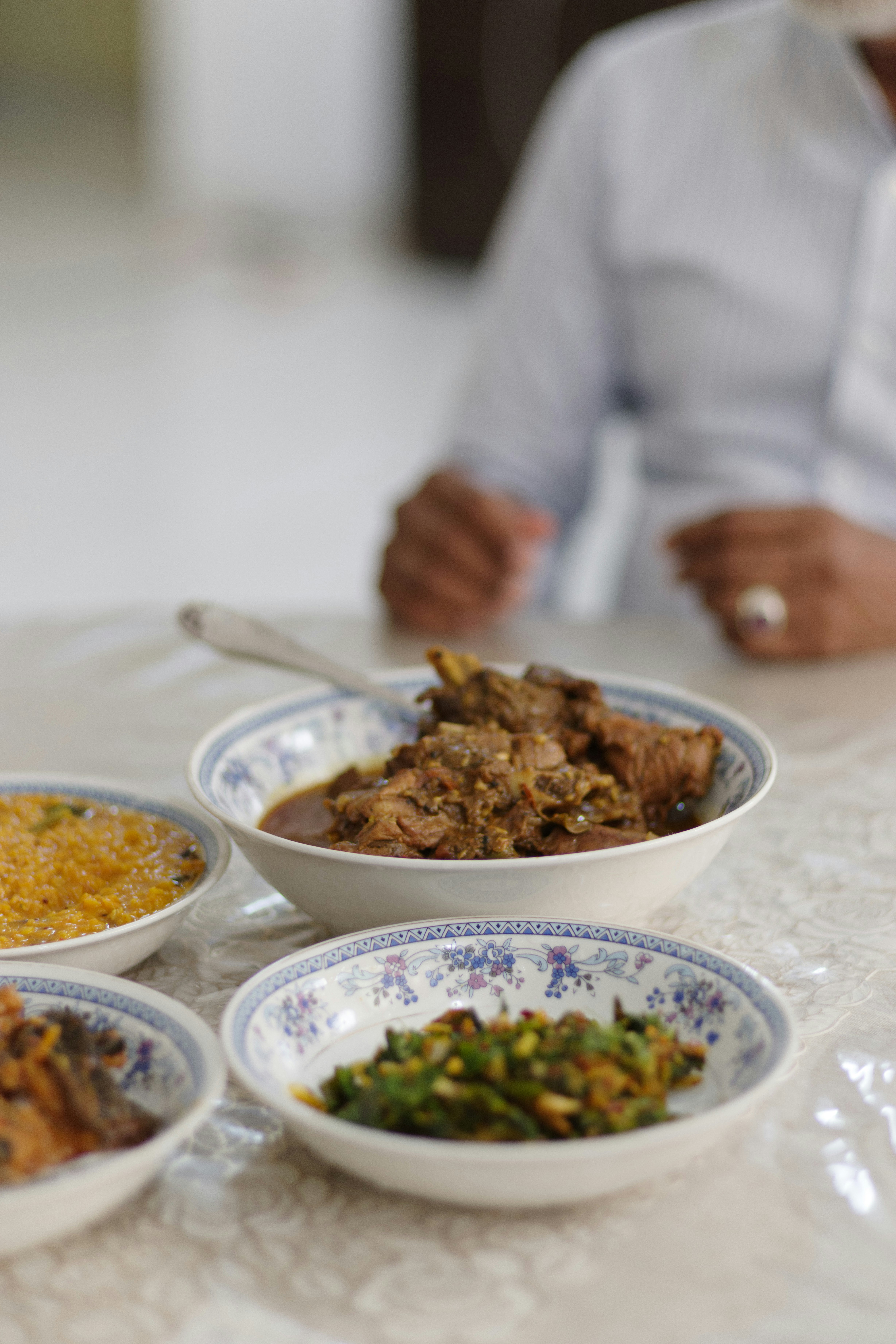 Sri-Lanka-Currygerichte in weißen Schalen serviert