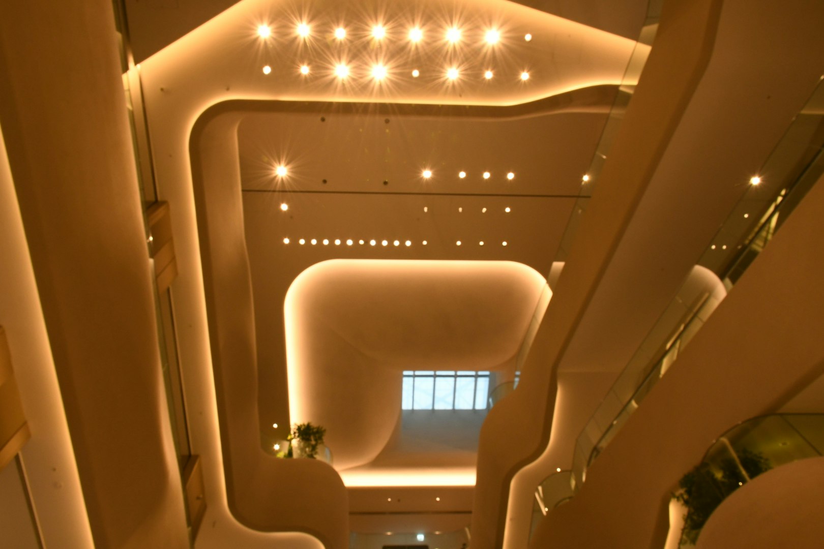 lumières de plafond dans un hall d’hôtel avec atrium