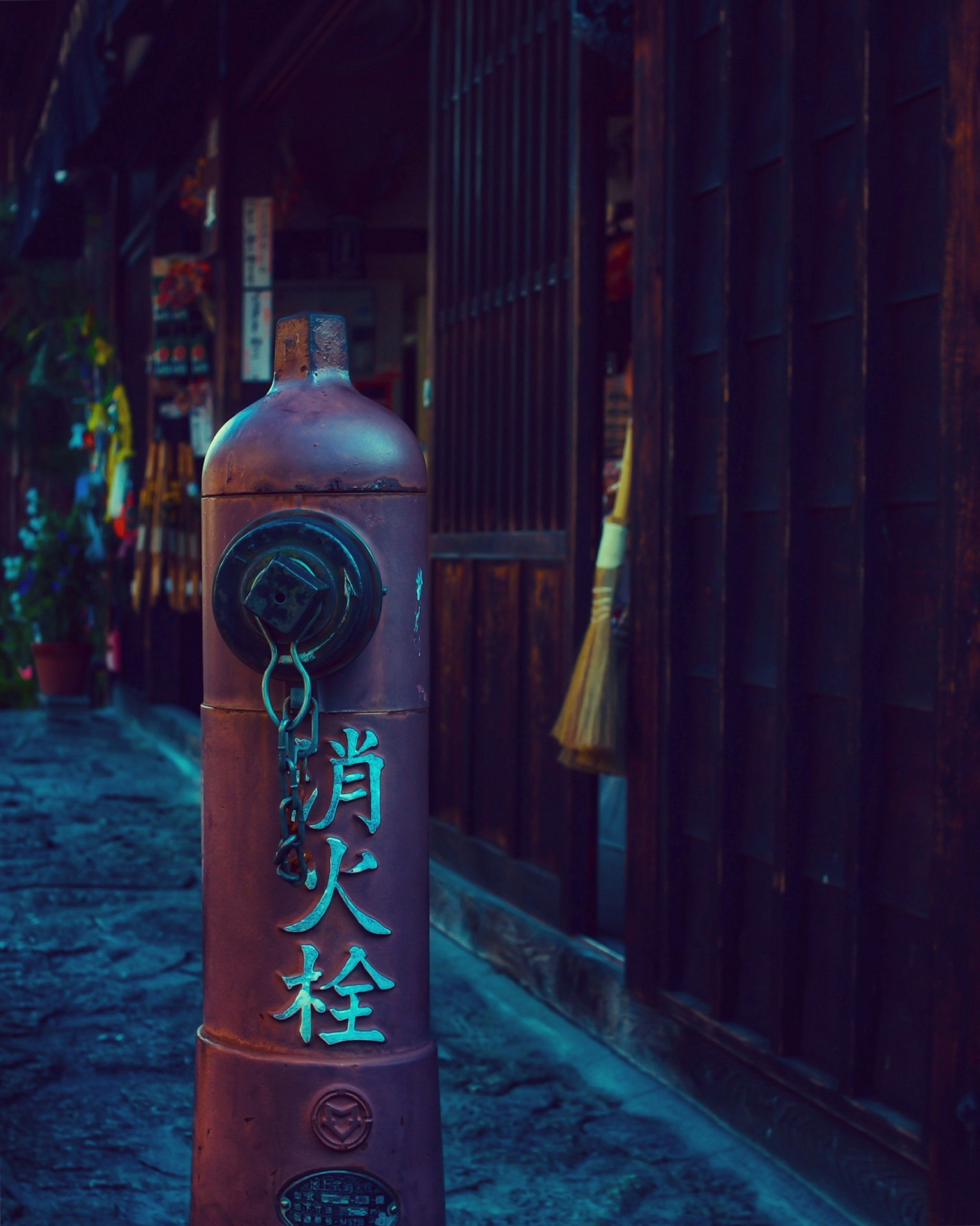 古老街道场景中的红色消防栓