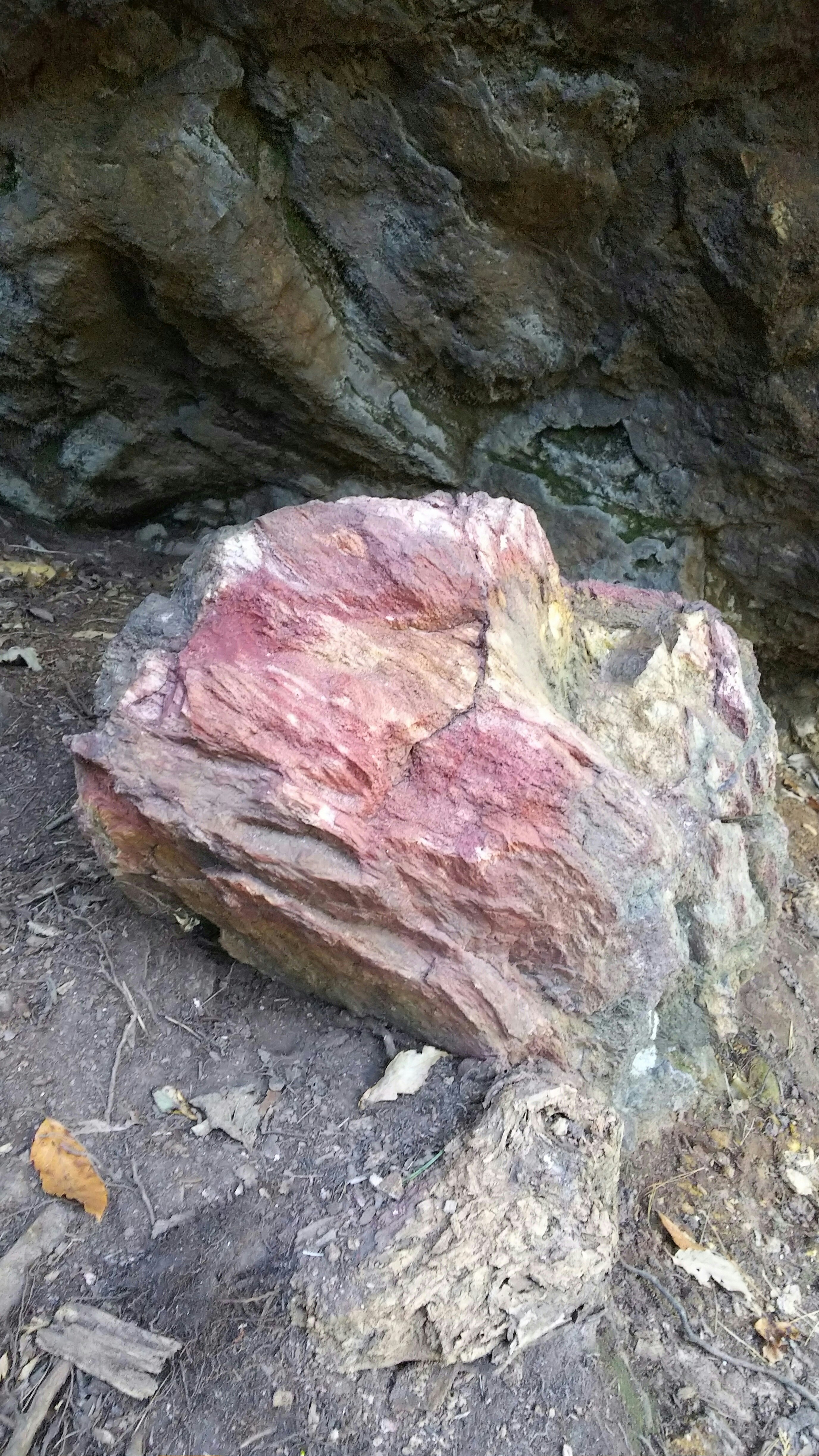 gran muestra de mineral rosa sobre roca rugosa