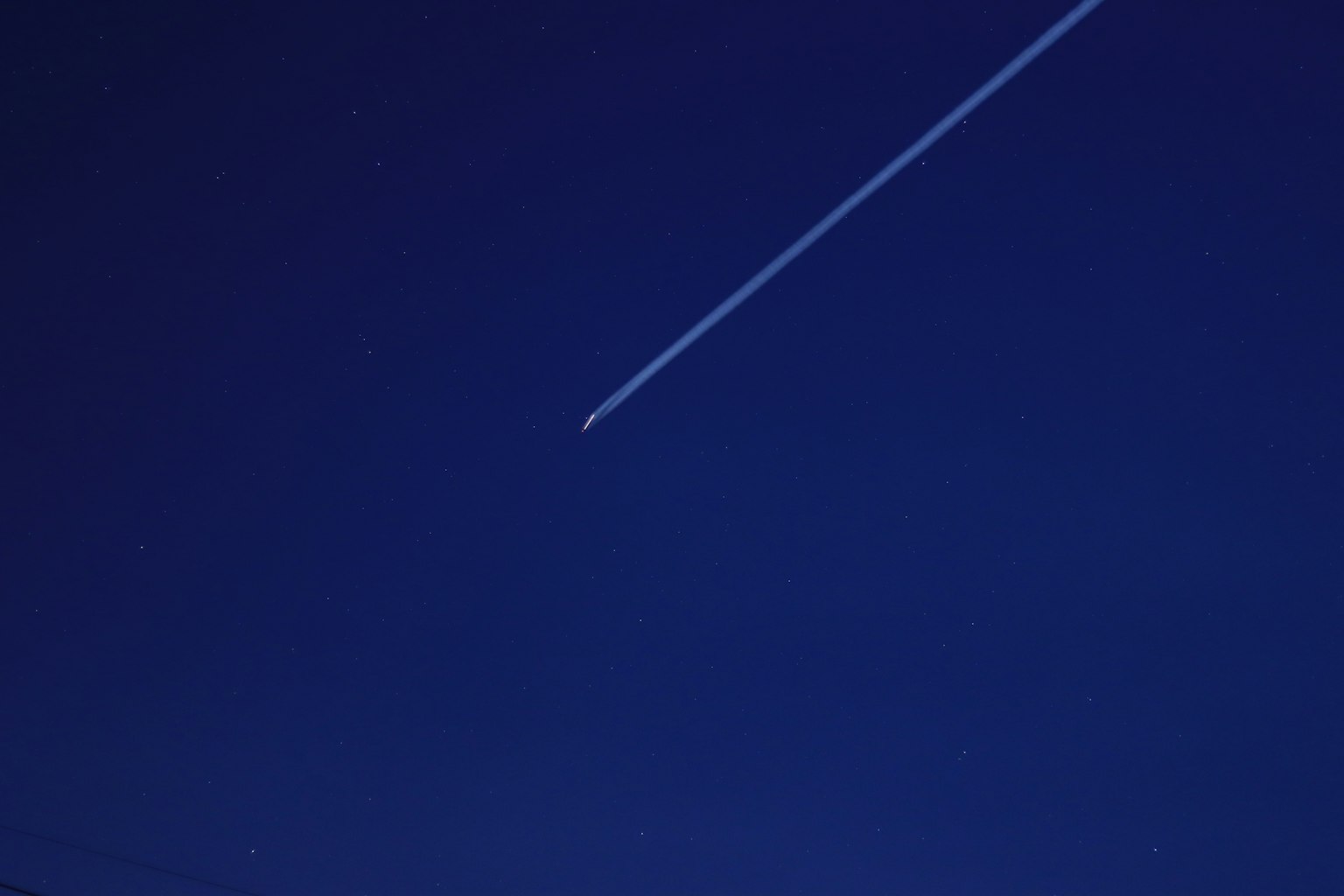 Jejak pesawat di langit malam biru tua