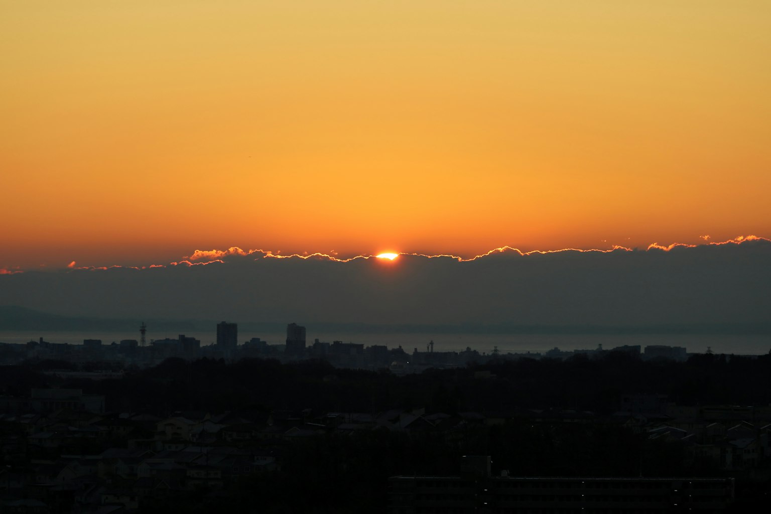 Un bellissimo tramonto con il sole che emerge dalle nuvole
