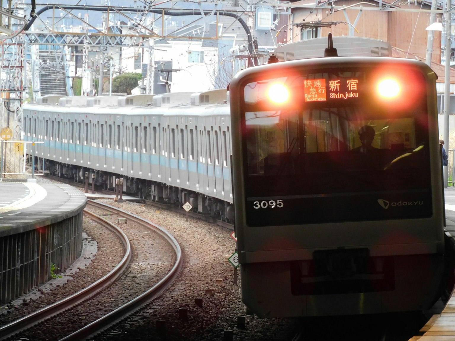 Tren girando una curva con vagones visibles