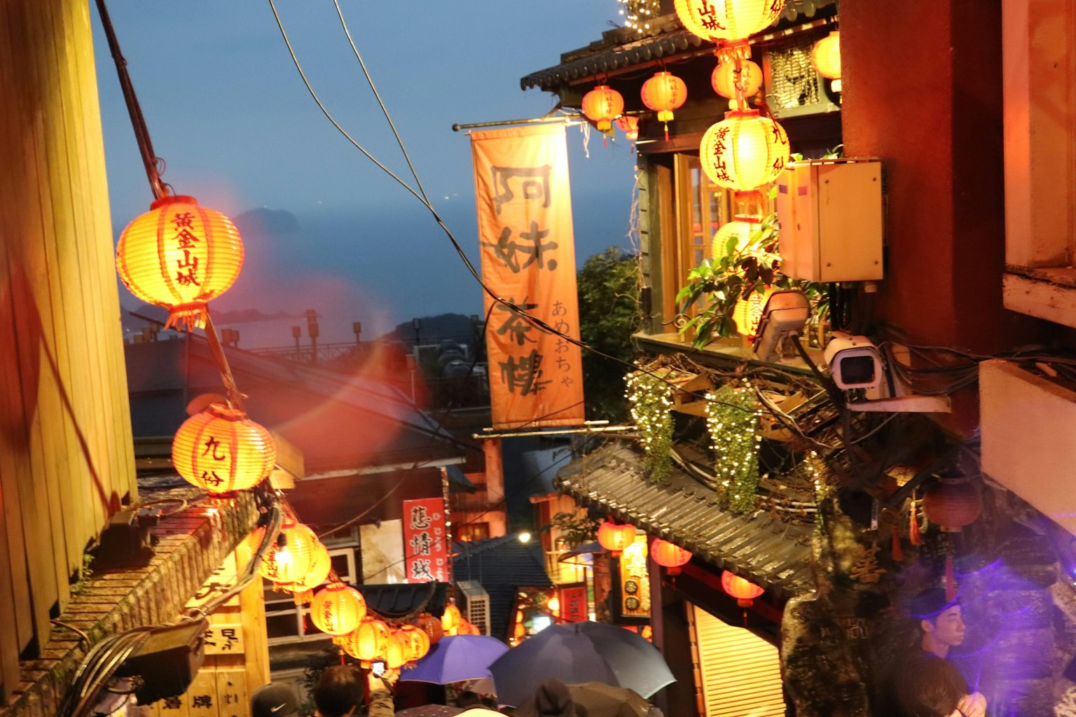 Une scène de rue traditionnelle illuminée par des lanternes la nuit