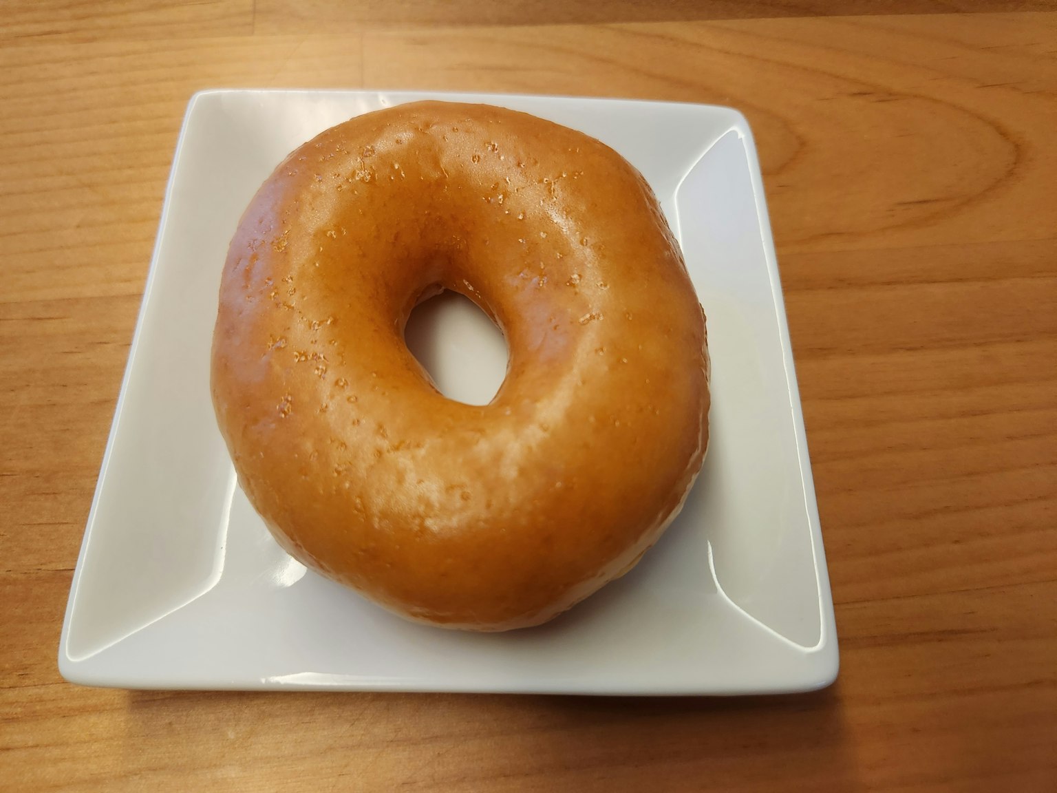 白色盤子上的美味糖霜甜甜圈