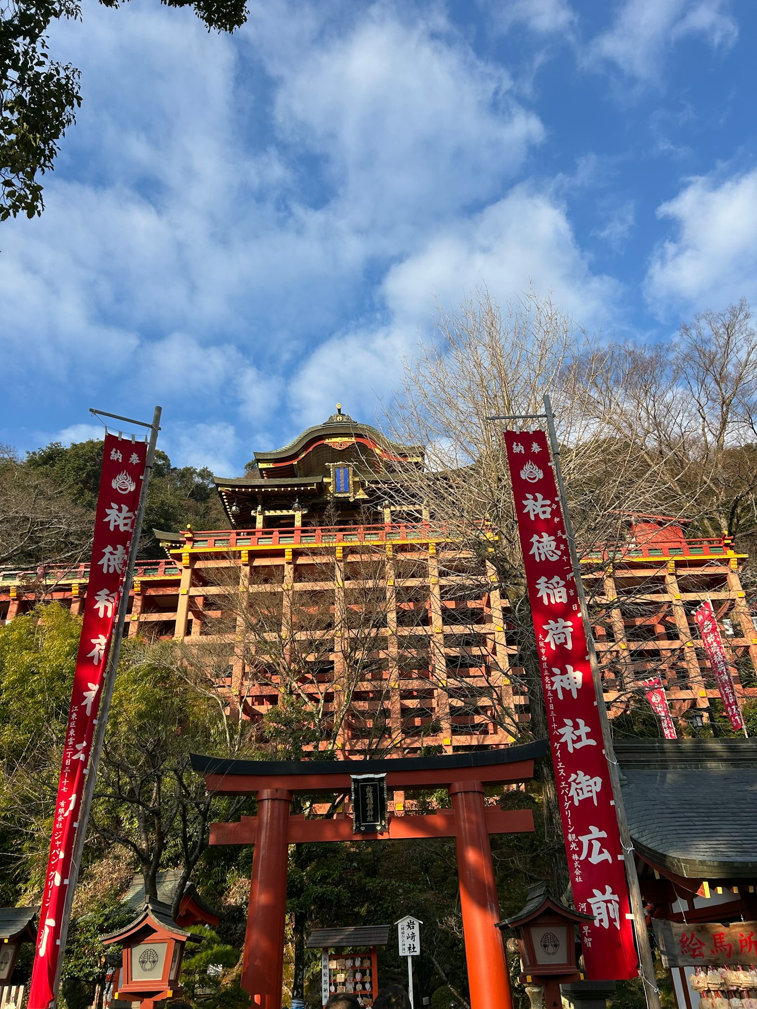 红色鸟居和神社建筑的风景，蓝天和云朵