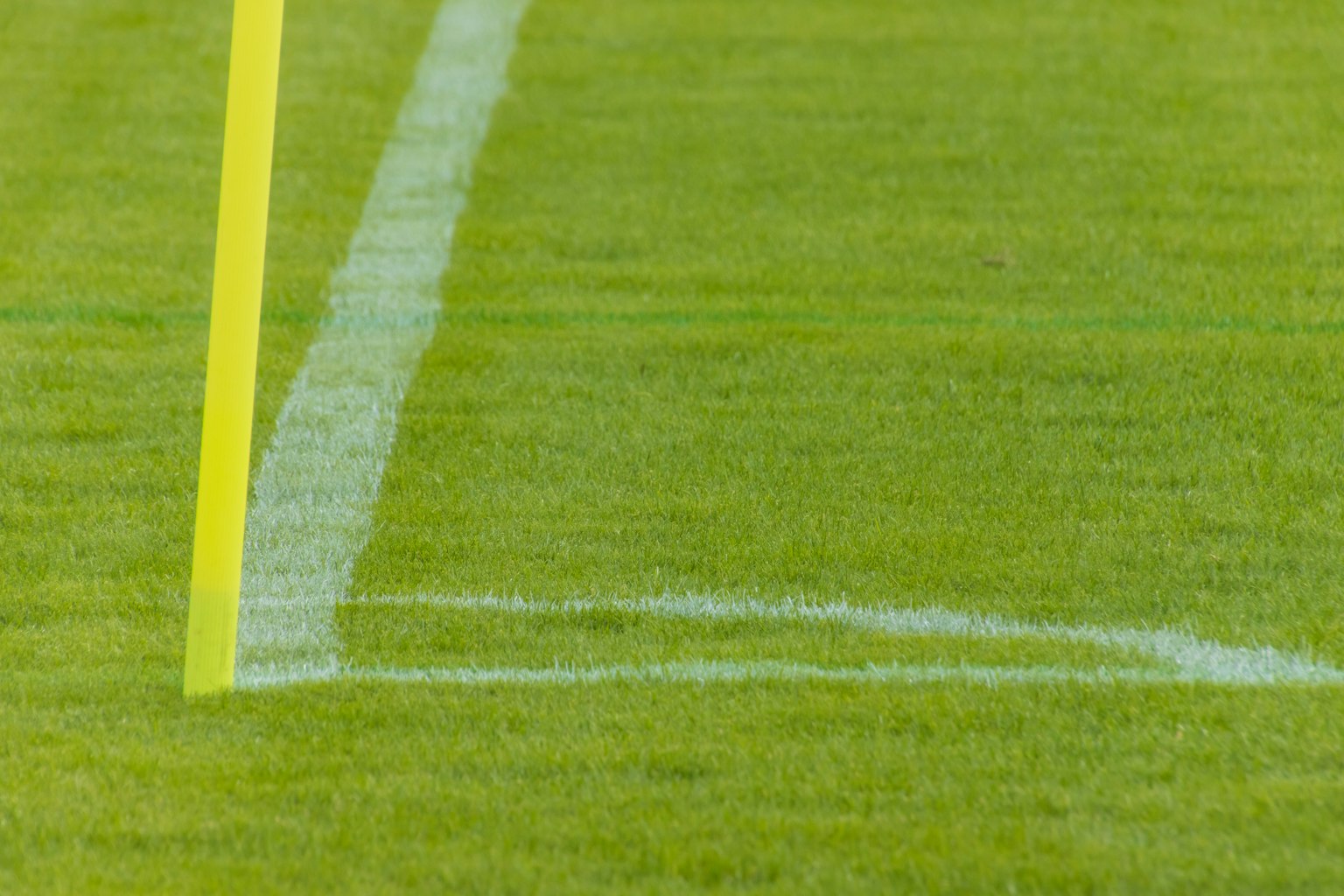 Detail tiang sudut sepak bola dan rumput