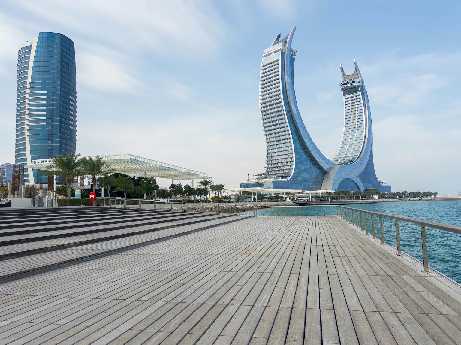 Pemandangan arsitektur modern di tepi laut di Qatar