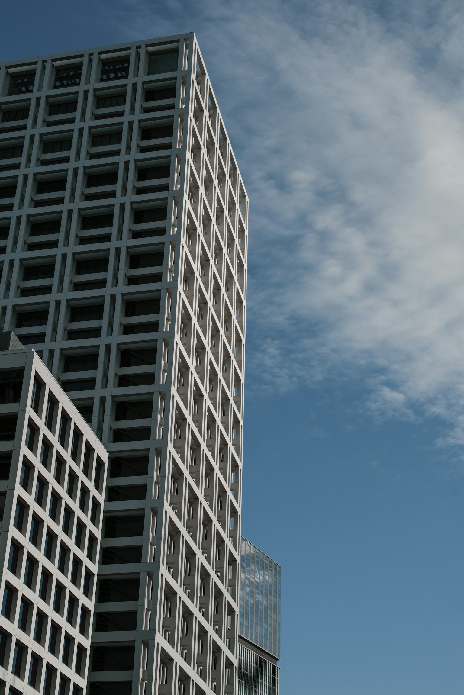 Gratte-ciel moderne avec une façade blanche sous un ciel bleu