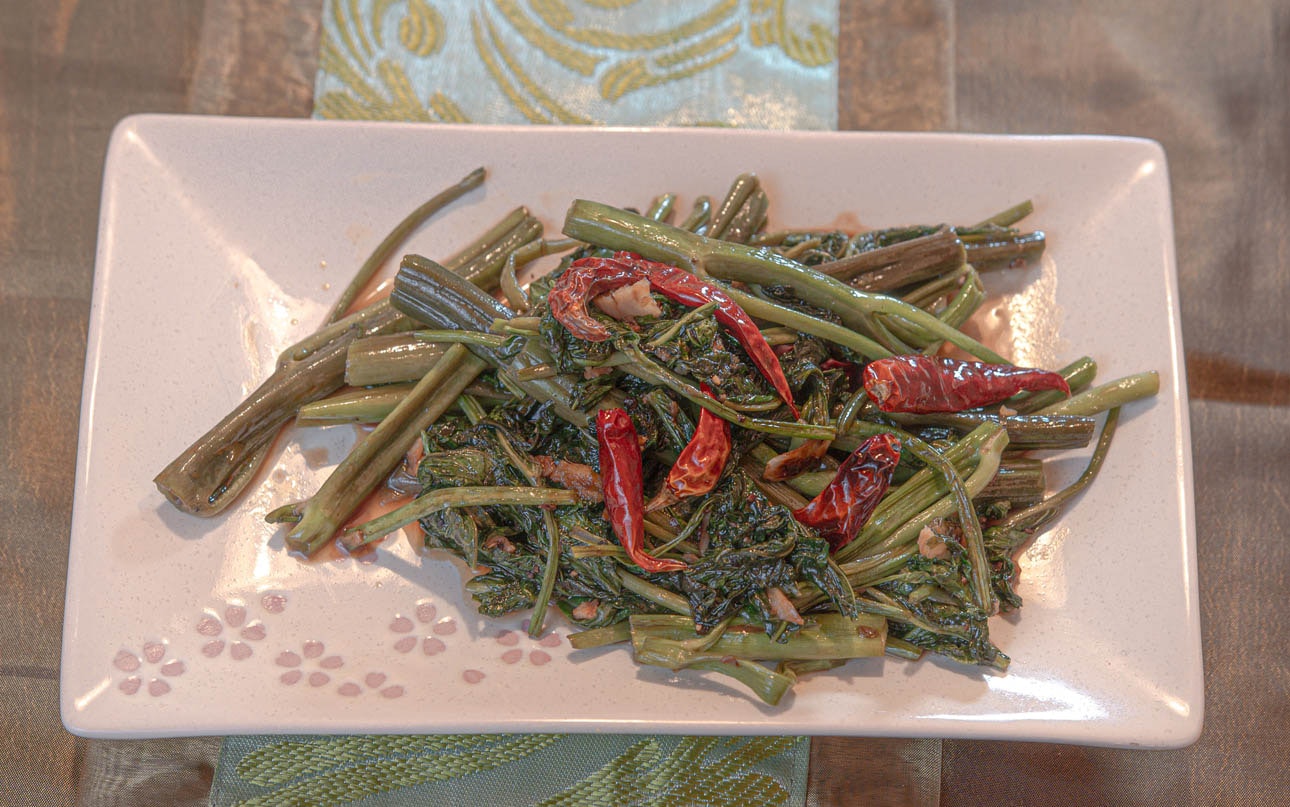 ensalada de algas y verduras en un plato rectangular alargado