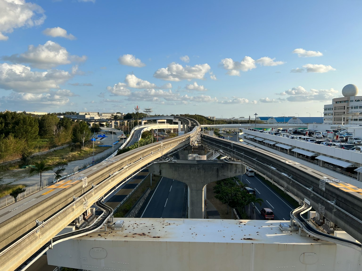 Vista de autopistas elevadas y cielo azul con flujo de tráfico visible