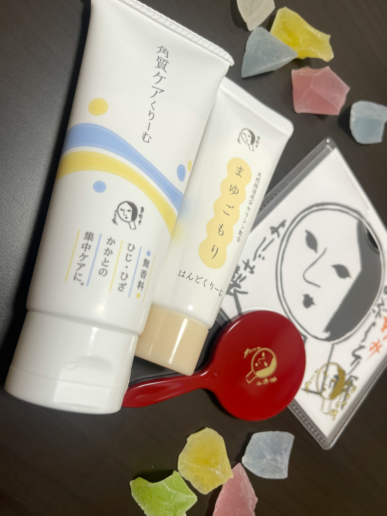 Immagine con prodotti per la cura della pelle e decorazioni in pietra colorate