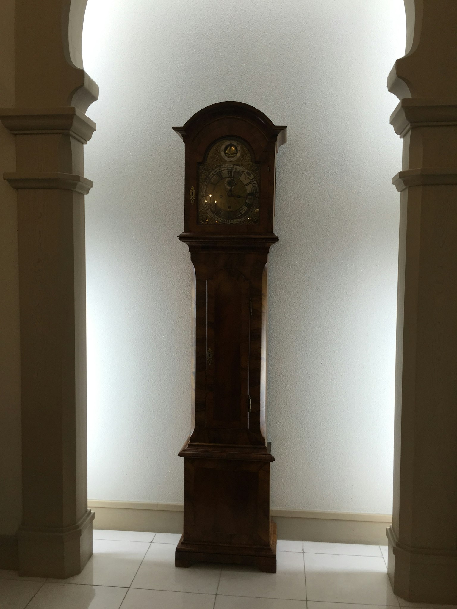 Hohe Holz-Uhr in einem gewölbten Eingang