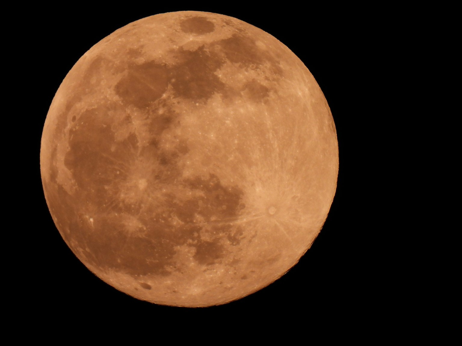 Bulan oranye bersinar di latar belakang gelap