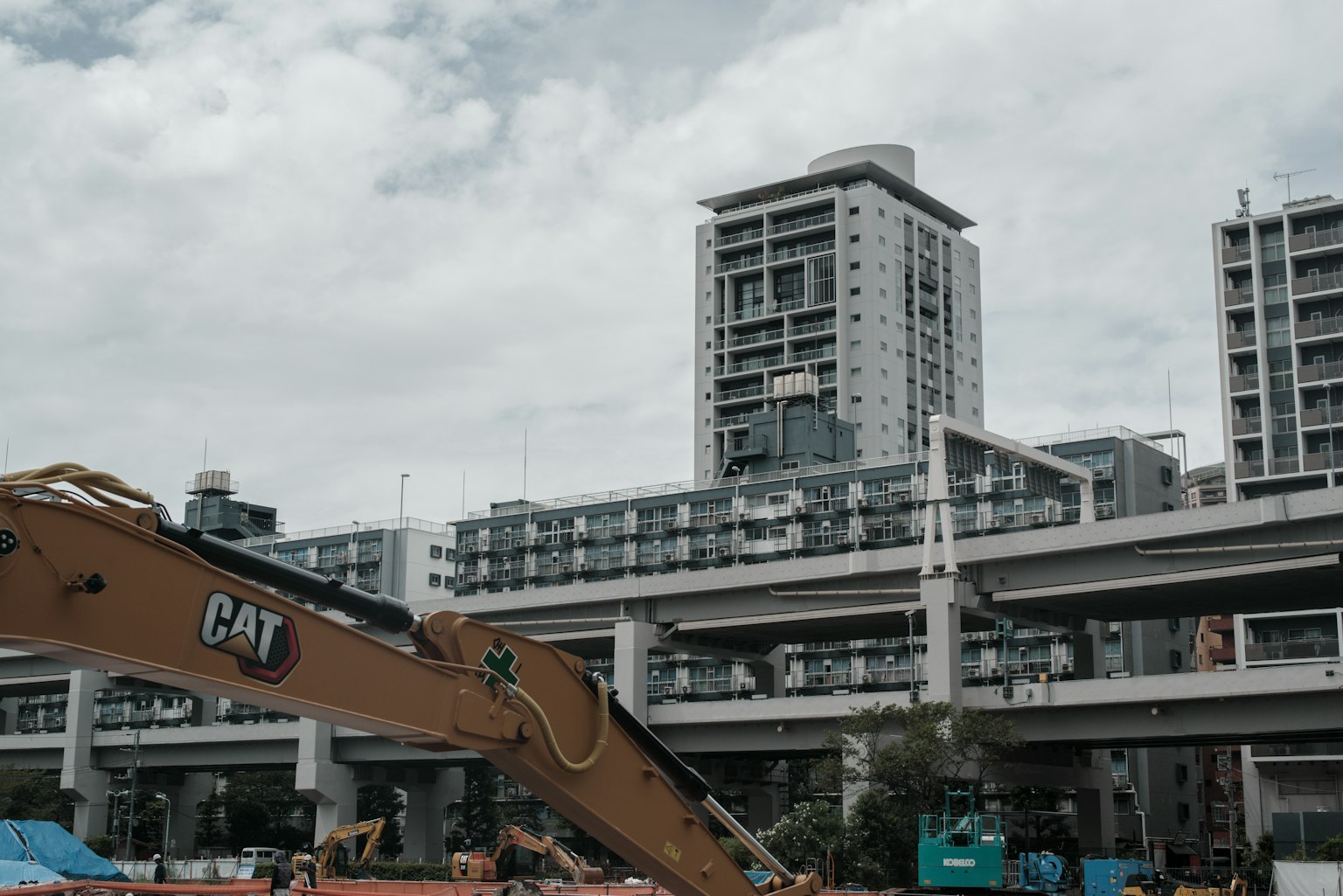 Lokasi konstruksi dengan crane dan gedung tinggi