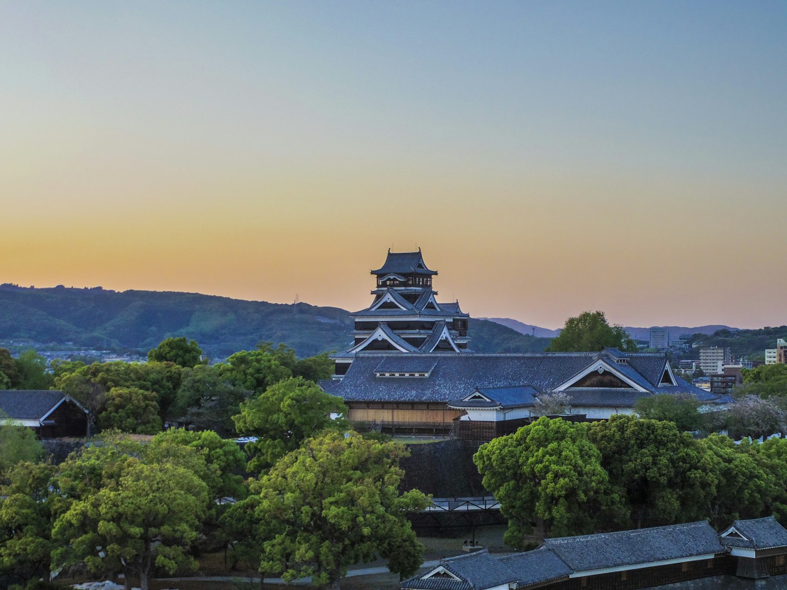 Schöne Landschaft des Kumamoto-Schlosses bei Sonnenuntergang