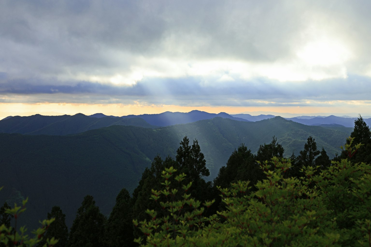 Vista panoramica delle montagne con nuvole e luce