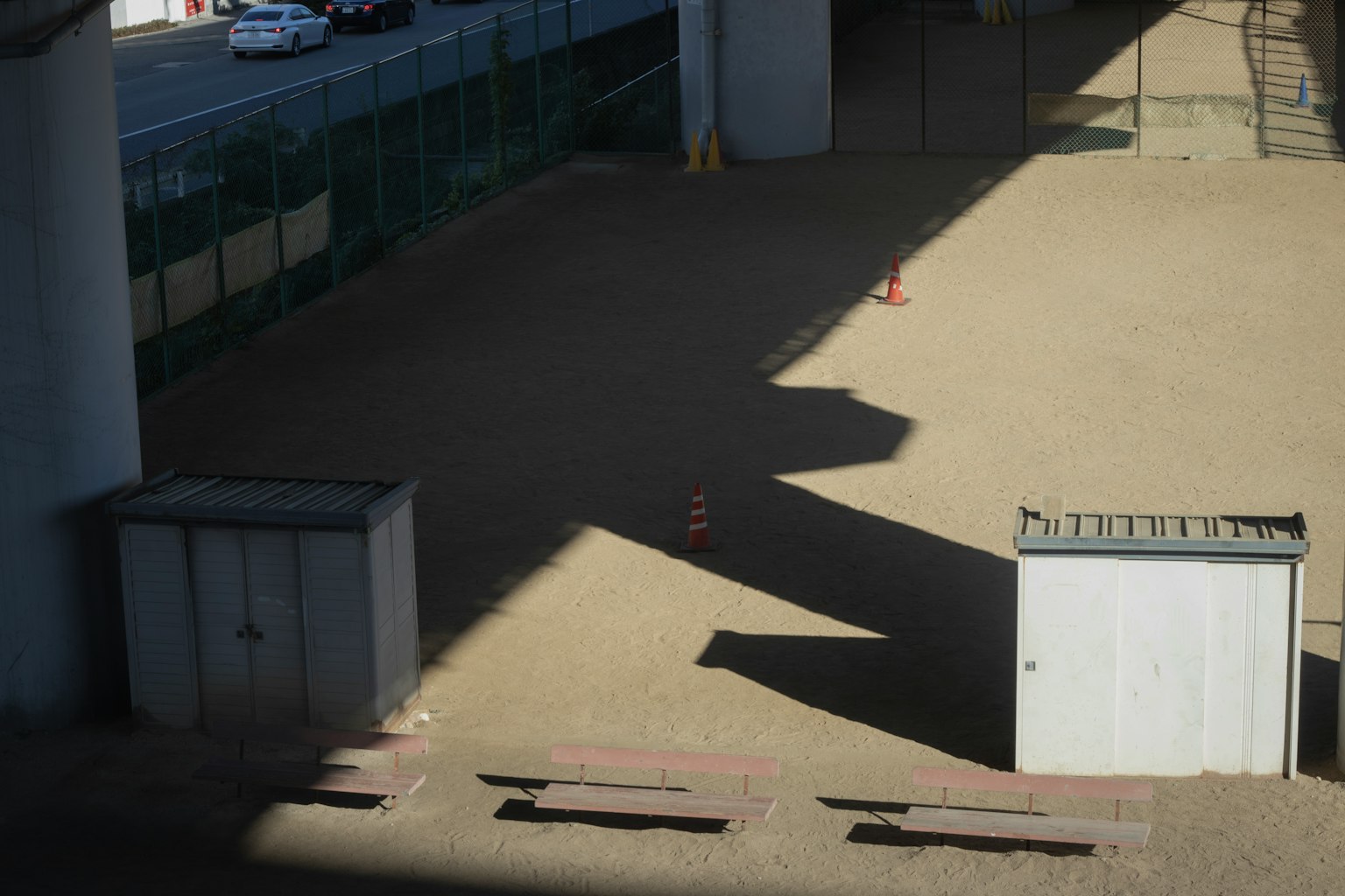 Zone vide sous une structure avec des ombres et peu d'objets