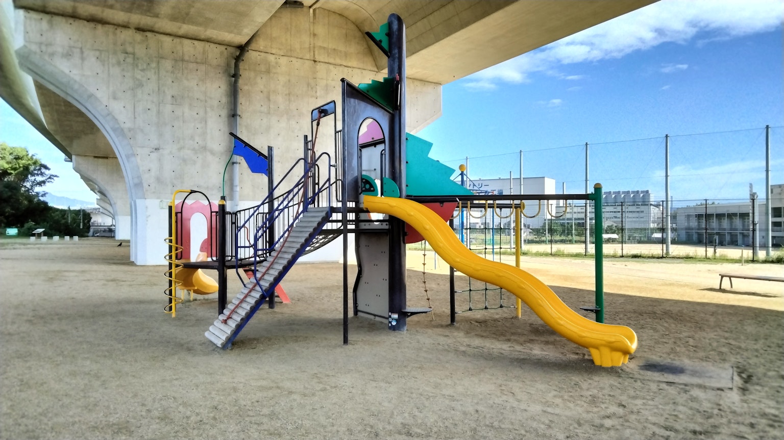 Scène de terrain de jeu avec un toboggan et des escaliers