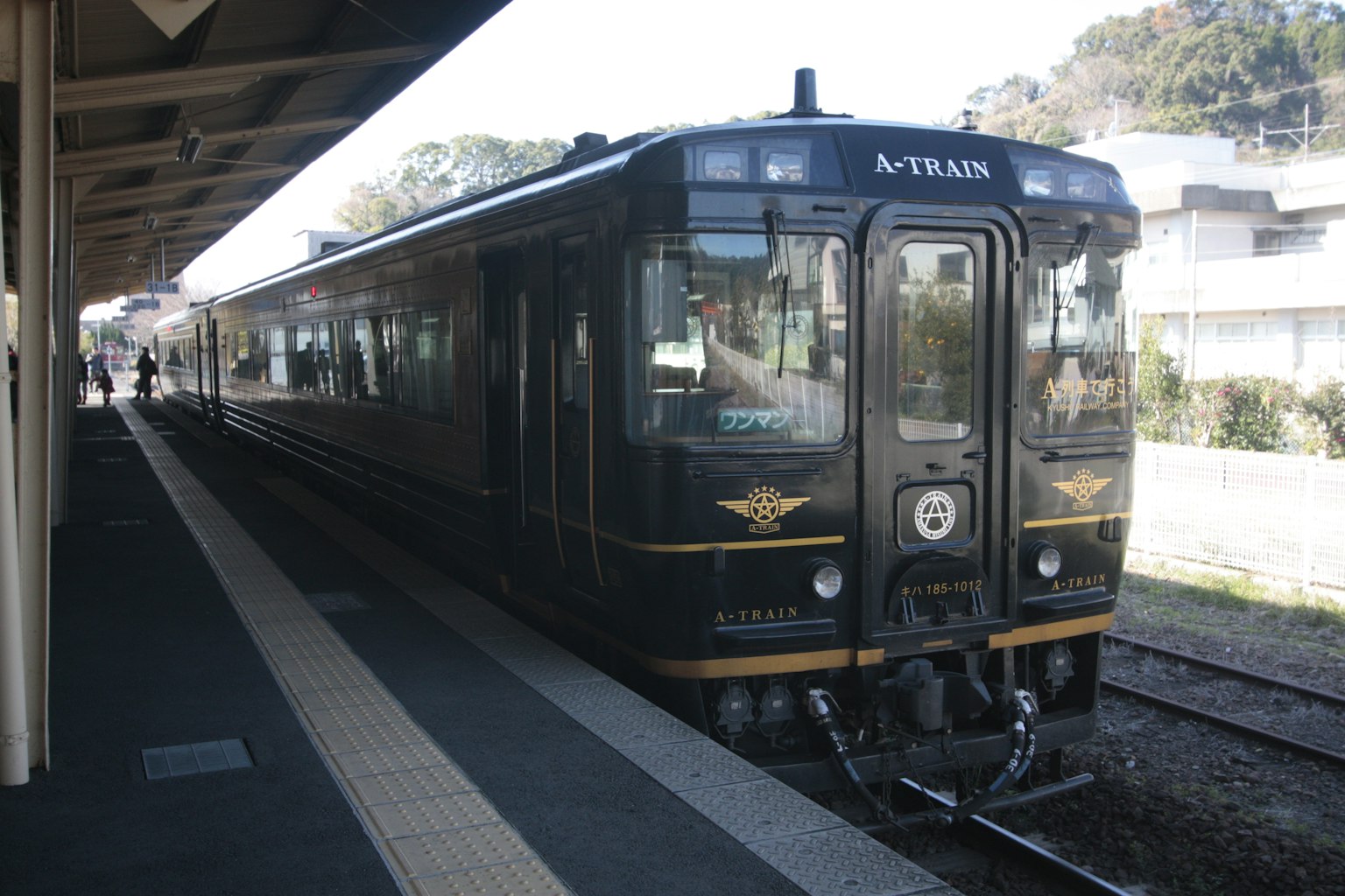 黑色列車停靠在車站月台