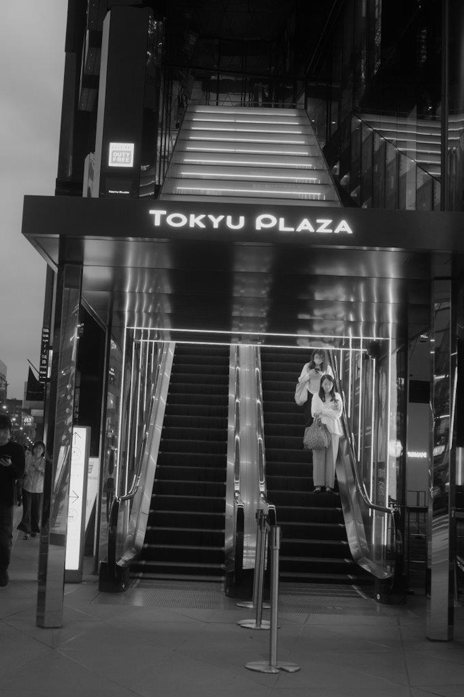 東京廣場樓梯和一個人的黑白照片