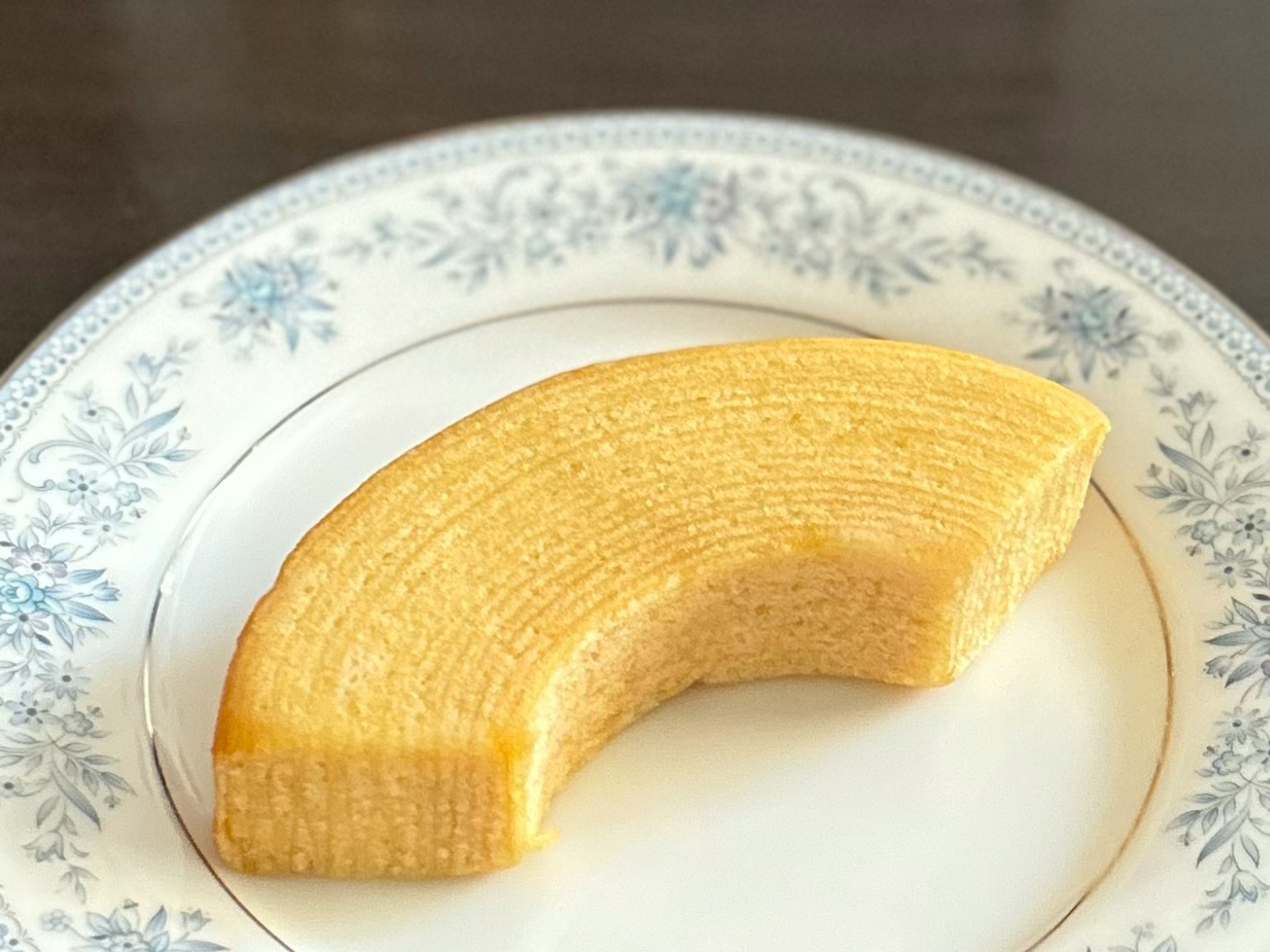 Una fetta di Baumkuchen su un piatto elegante