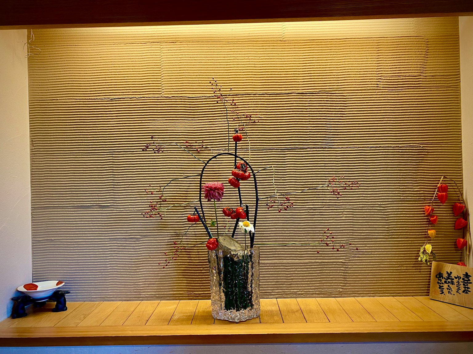 Interno con un vaso di fiori rossi in stile tradizionale