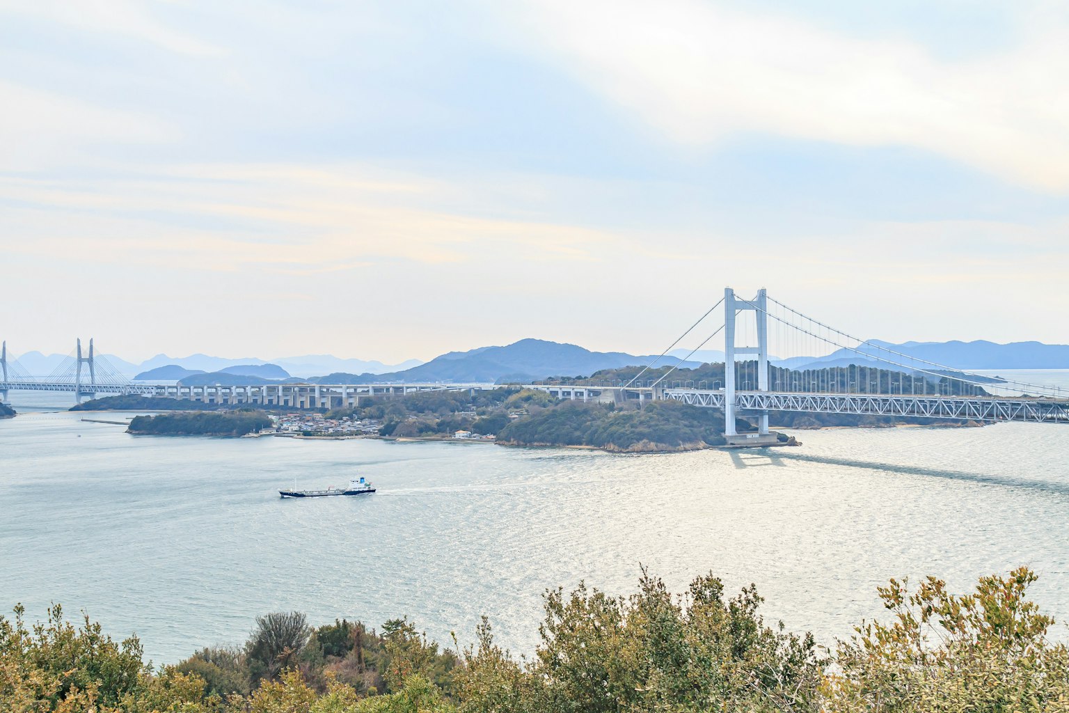 Vista panoramica di un bel ponte sul mare con montagne circostanti