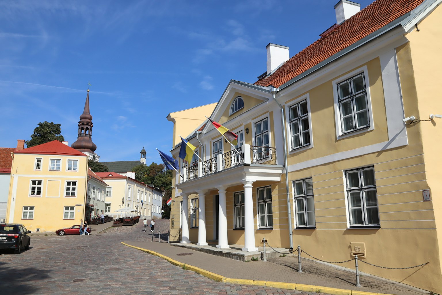 Esterno di un edificio storico a Tallinn Estonia con muri gialli e colonne bianche