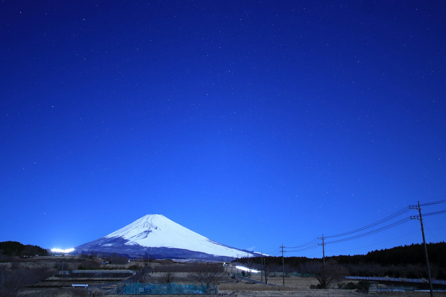星空下雪覆盖的富士山