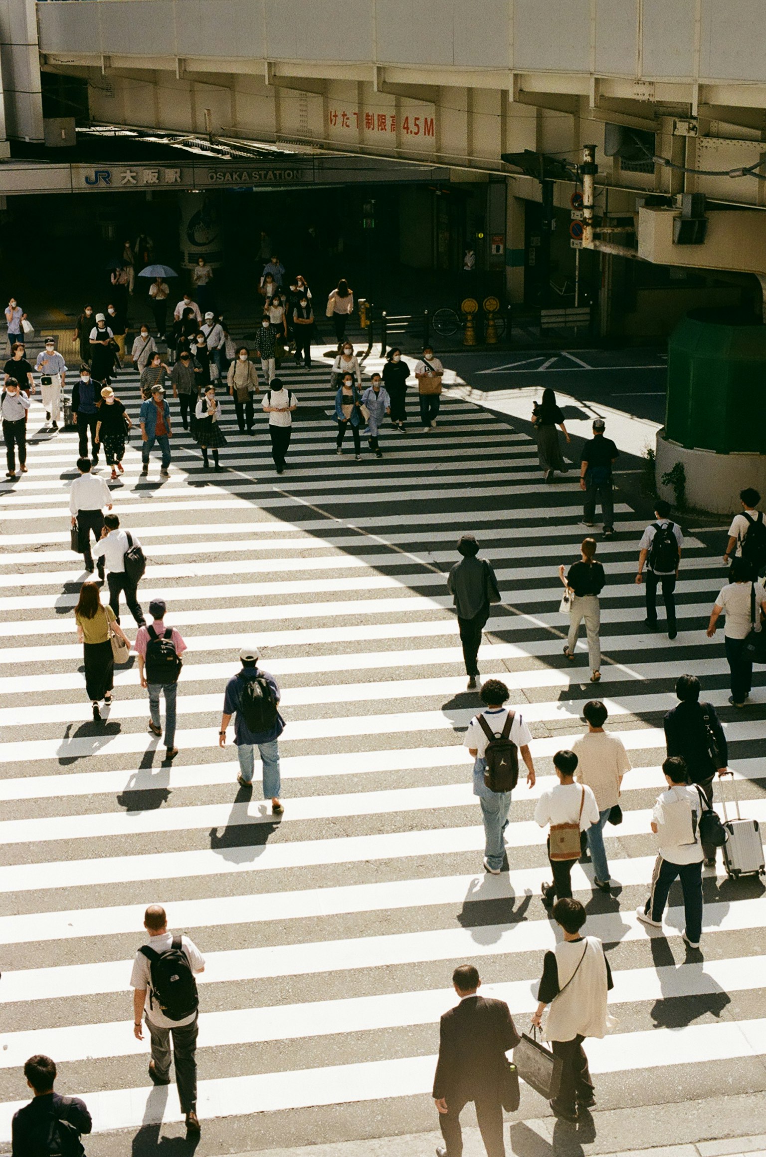 城市中人们穿越人行横道的繁忙场景