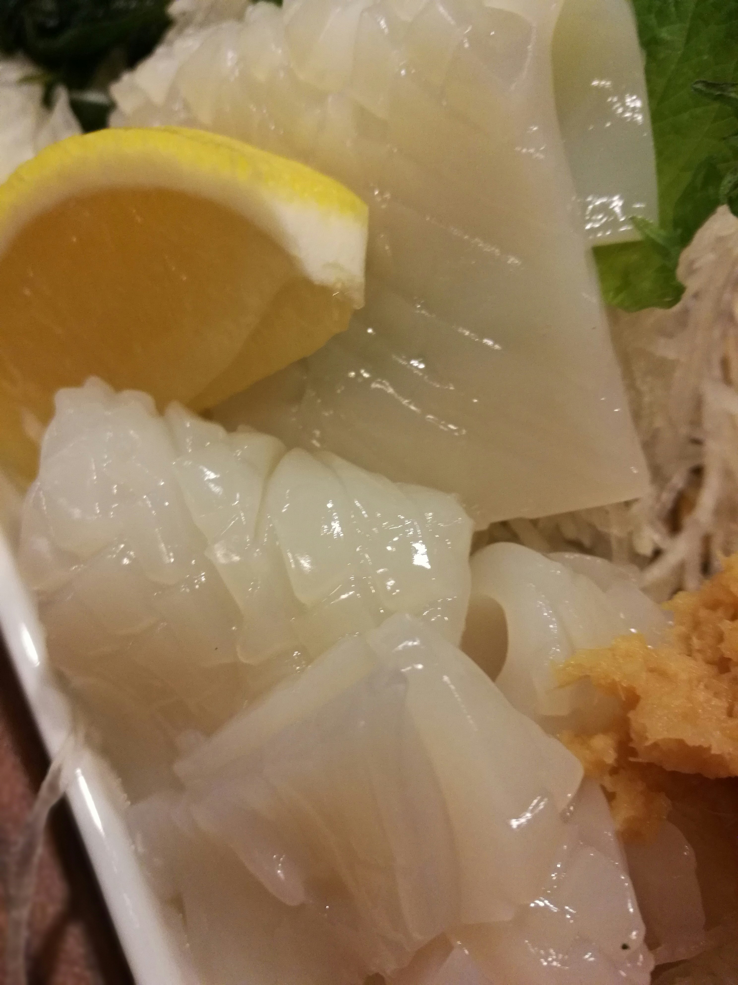 柠檬片与冰块的冷甜点特写