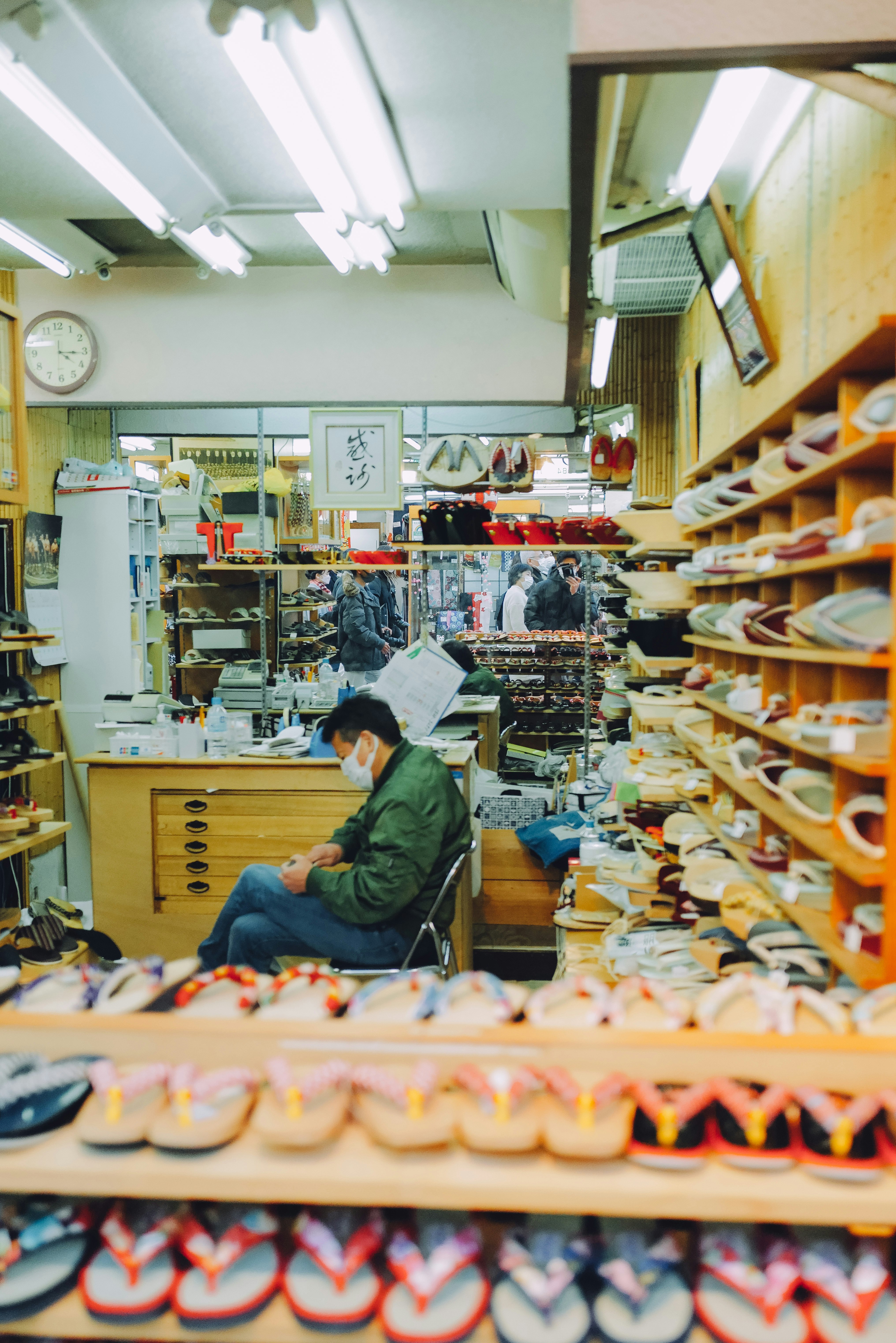 棚に並ぶ工具と作業台のある小さな店内