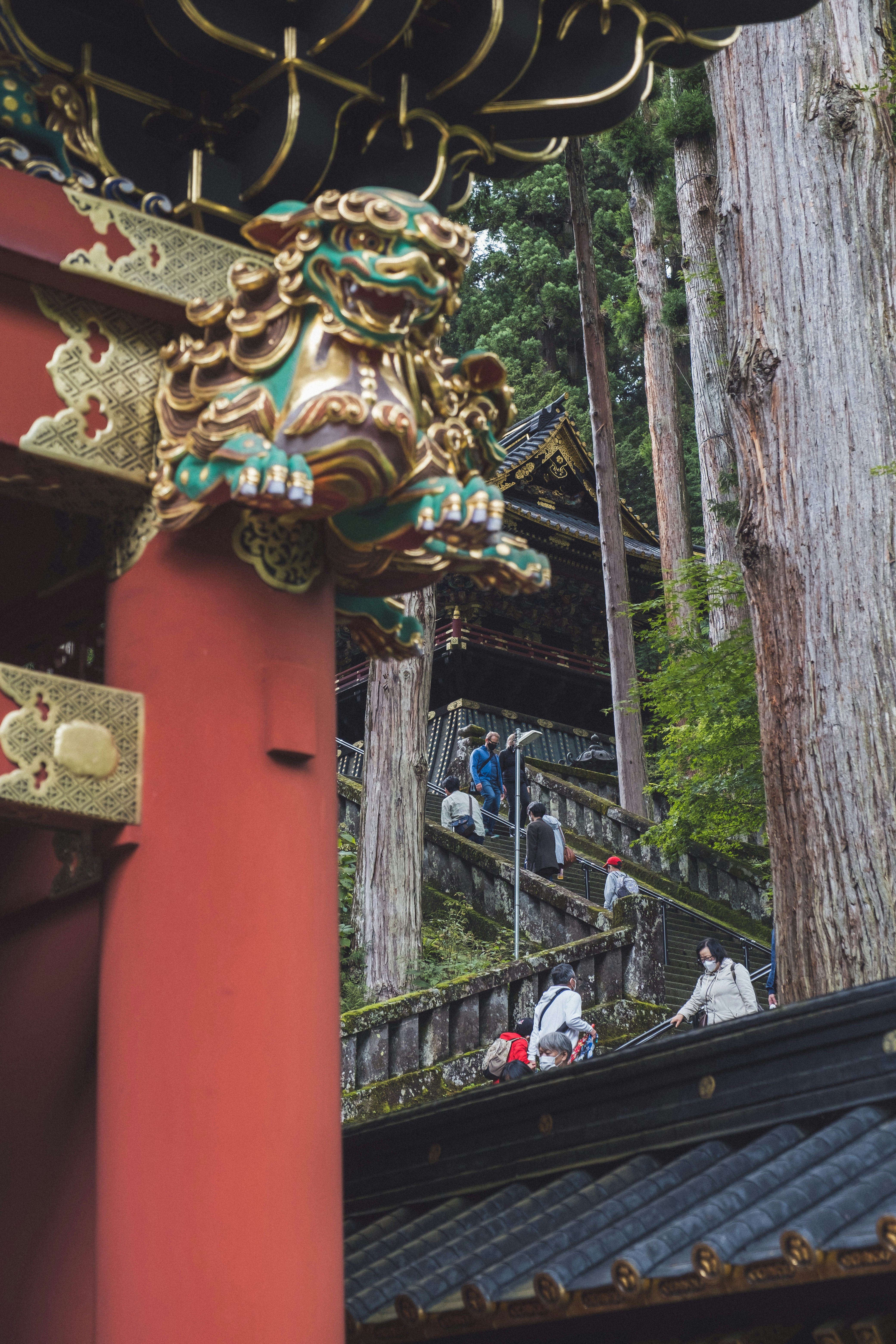 日光神社朱紅柱與石階