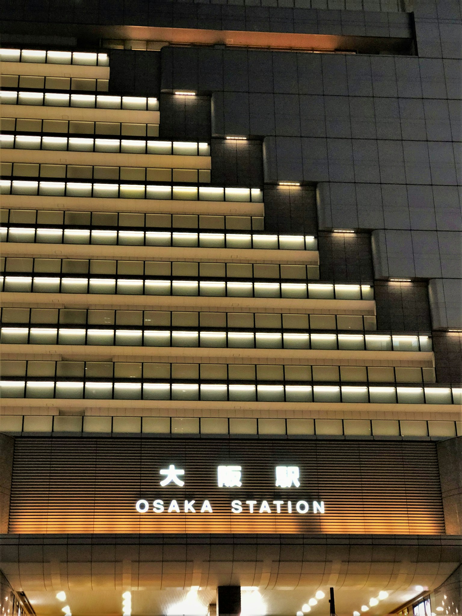 Modernes Äußeres des Osaka Bahnhofs mit Treppen-Design