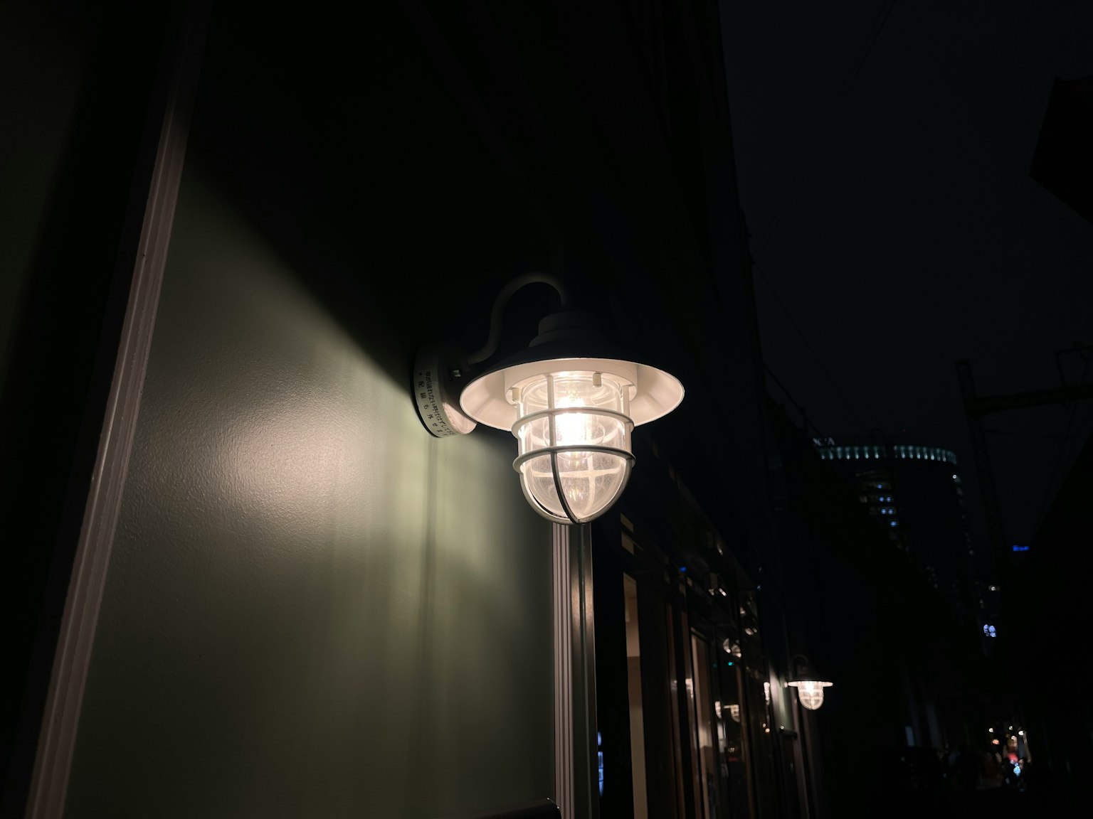 Lámpara de diseño único montada en una pared de noche