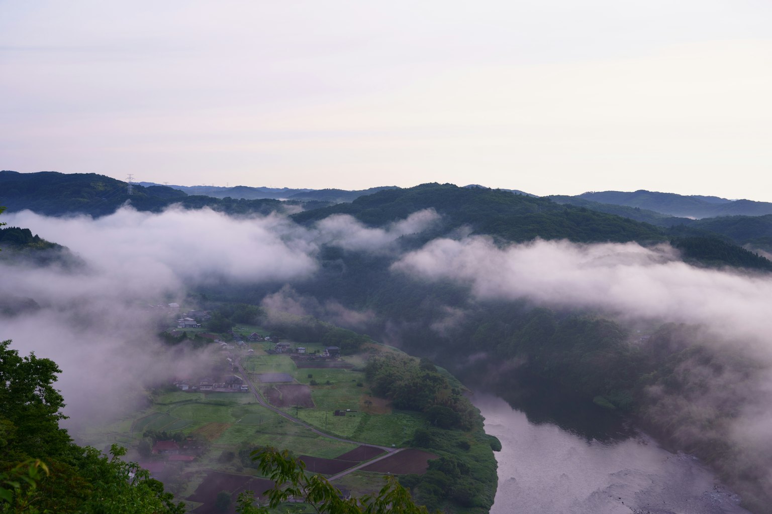 Vue pittoresque des montagnes brumeuses et de la rivière