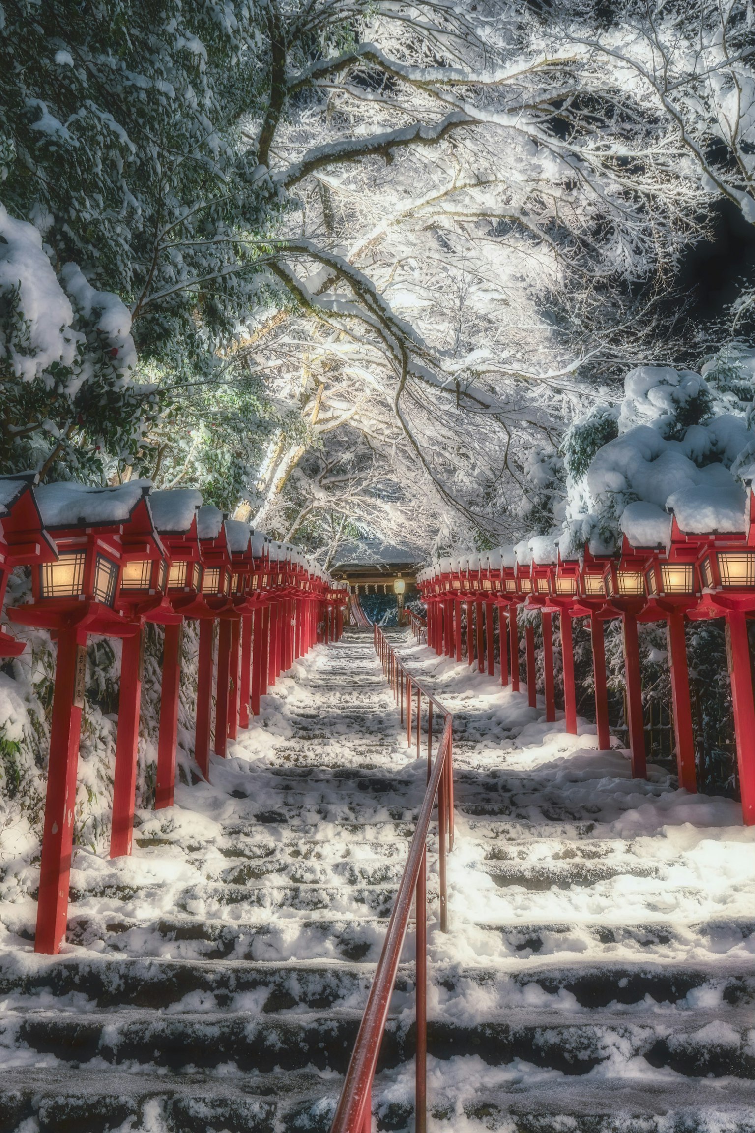 Escalier enneigé bordé de lanternes rouges et d'arbres