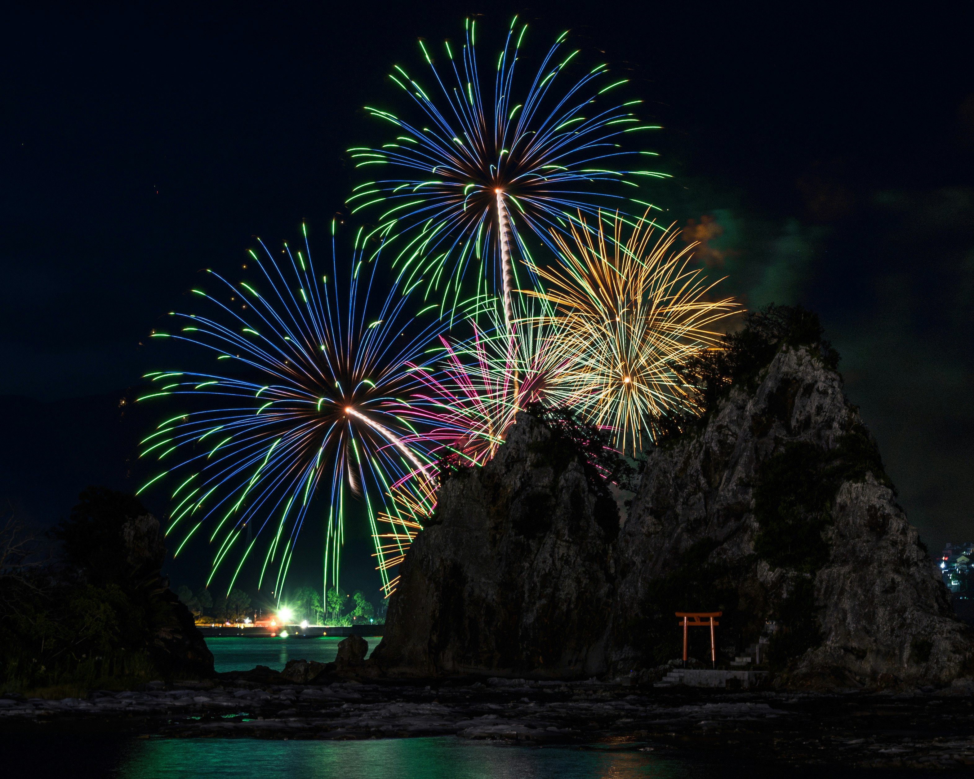 那智勝浦町の弁天島から見える花火大会の夜景